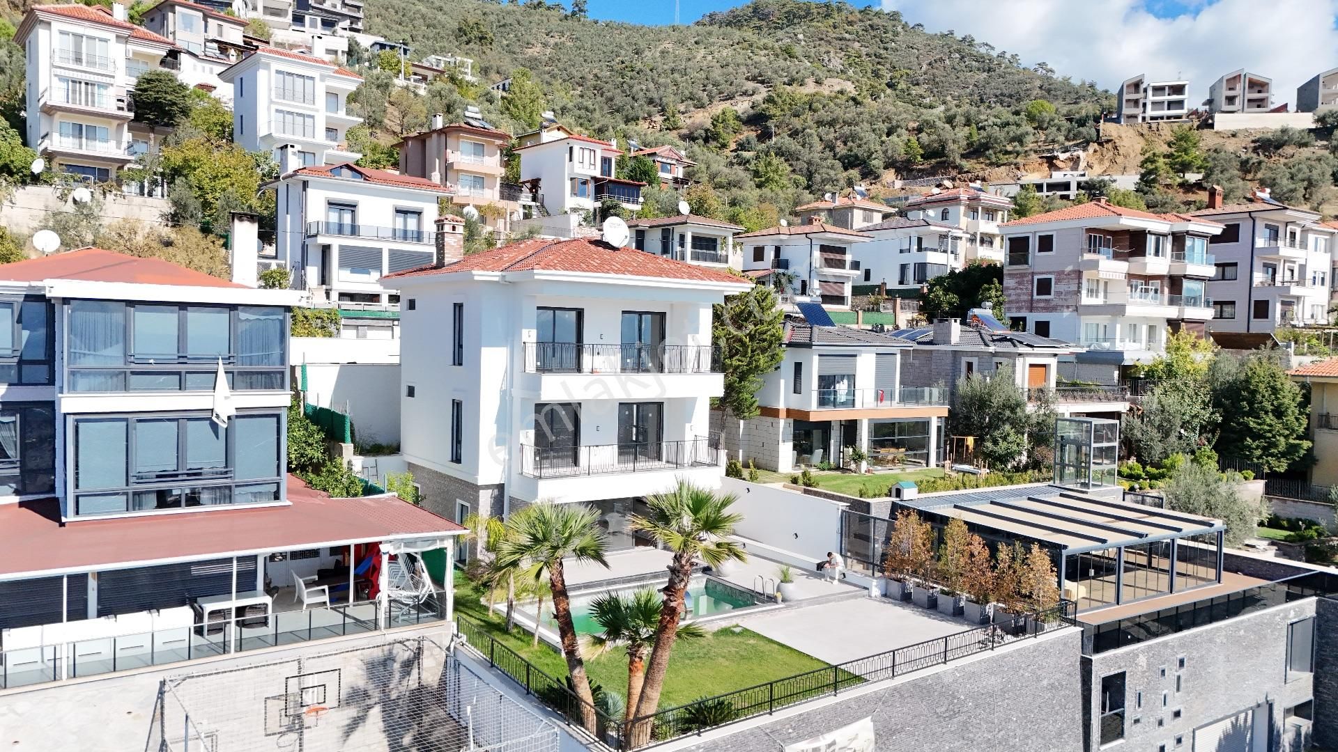 Balıkesir Altınoluk'ta Satılık Asansörlü Ultra Lüks Villa