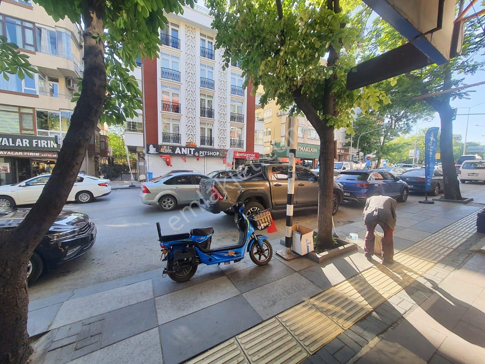 Arel'den Gençlik Cadde'si Üstünde Satılık İş Yeri