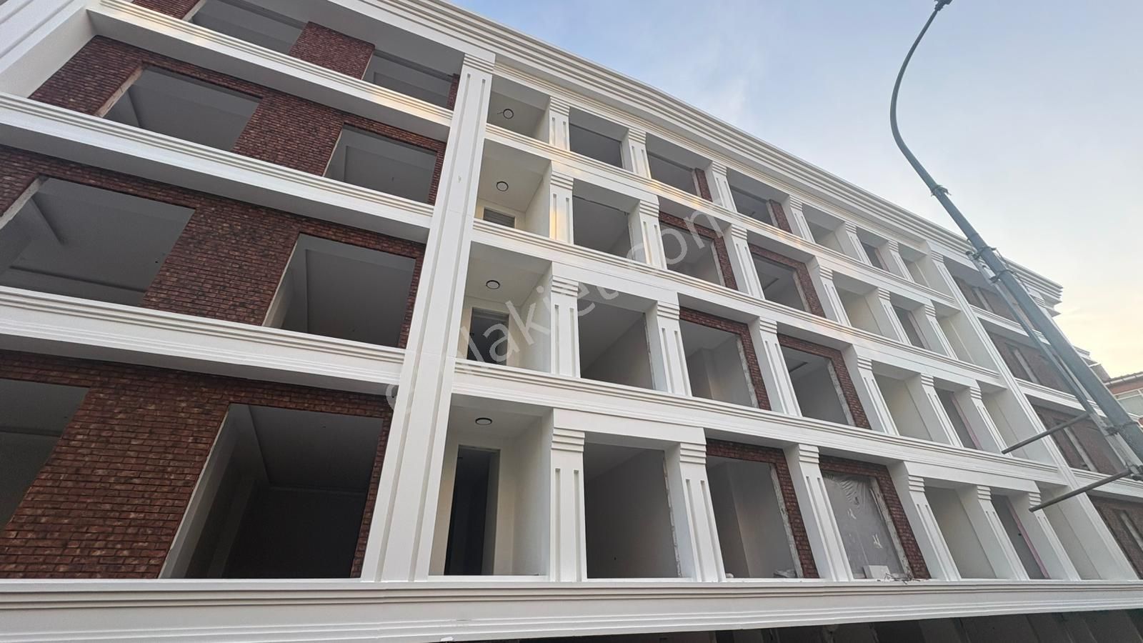 _ala_küçükyalı Merkezde Sıfır Geniş M2 Evebeynli 3+1 Satılık