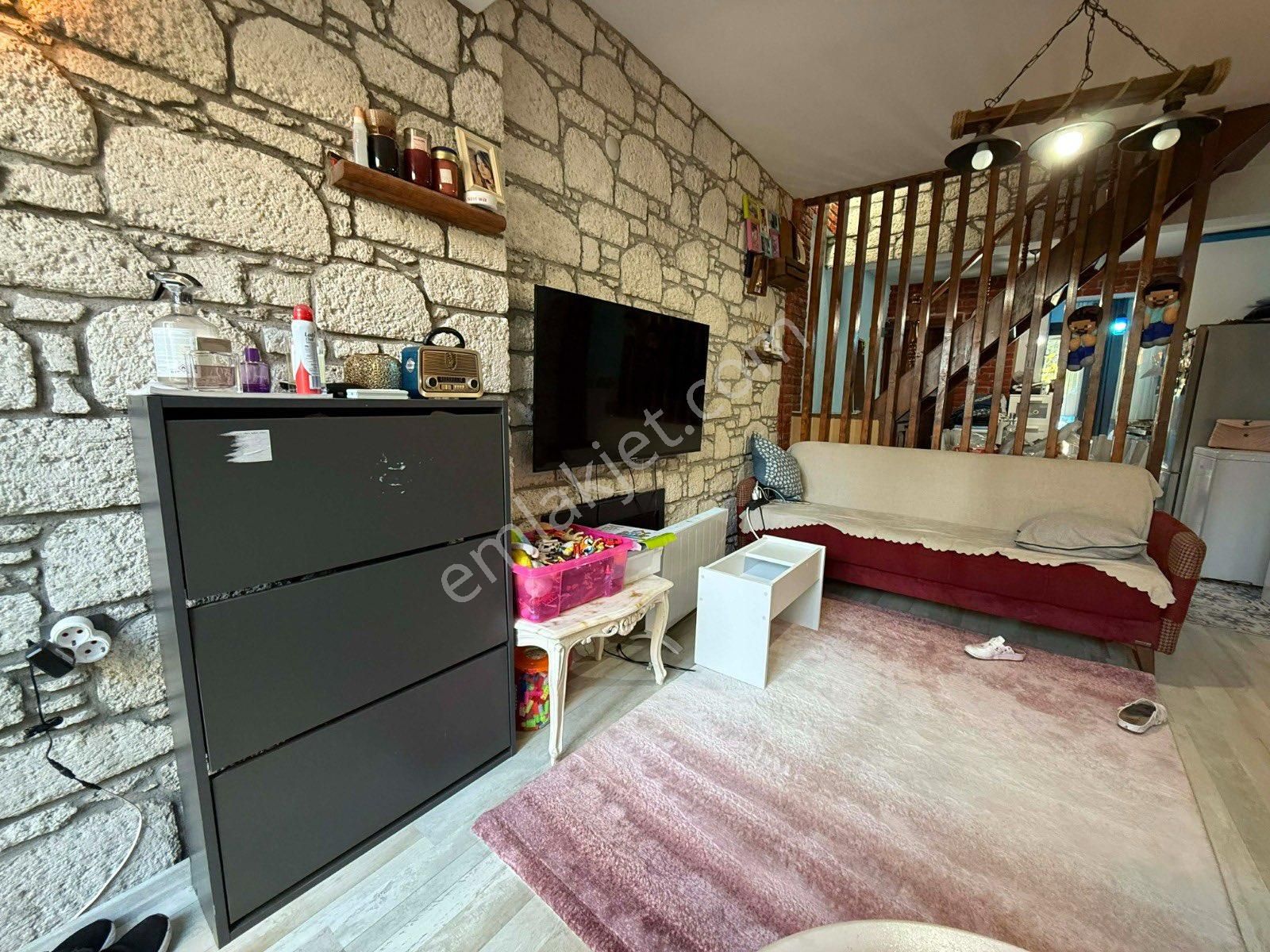 Bitezde Satılık Dublex Ev Denize Yakın Merkezde Uygun Villa Yatırım Fırsatı - Görsel 2