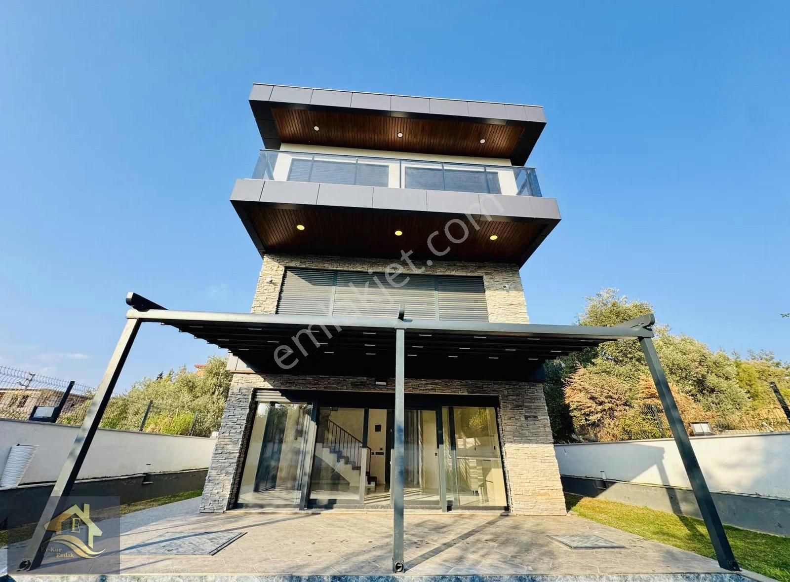 Kuşadası'nda Tam Müstakil Havuzlu Asansörlü Eşyalı 4+1 Özel Mülk