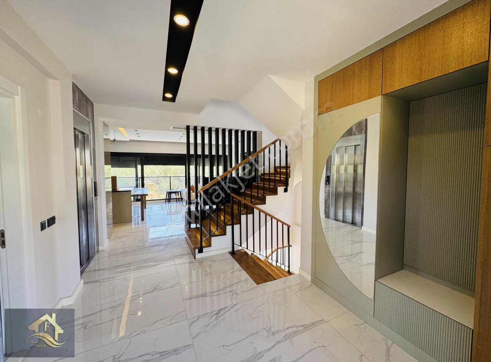 Kuşadası'nda Tam Müstakil Havuzlu Asansörlü Eşyalı 4+1 Özel Mülk - Görsel 11