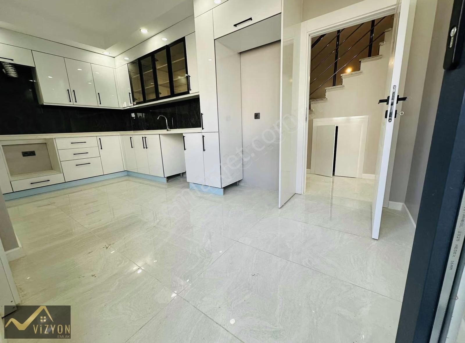 Tuzla Caddesi Üzeri Deniz Manzaralı Asansörlü 4+1 Dublex 175 M2