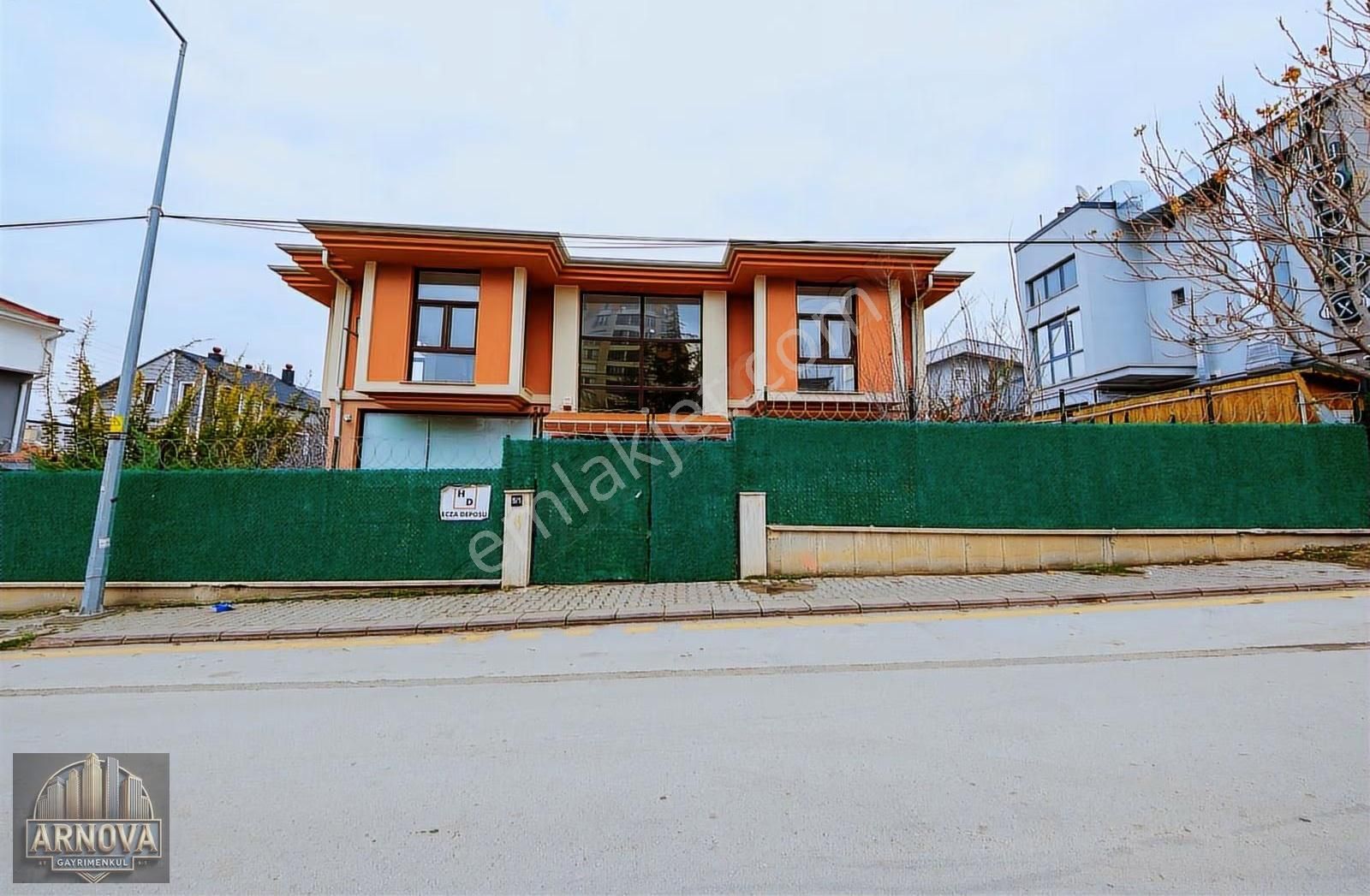 Yaşamkent'in Merkezinde 800m2 Kapalı Alanlı Kiralık Villa