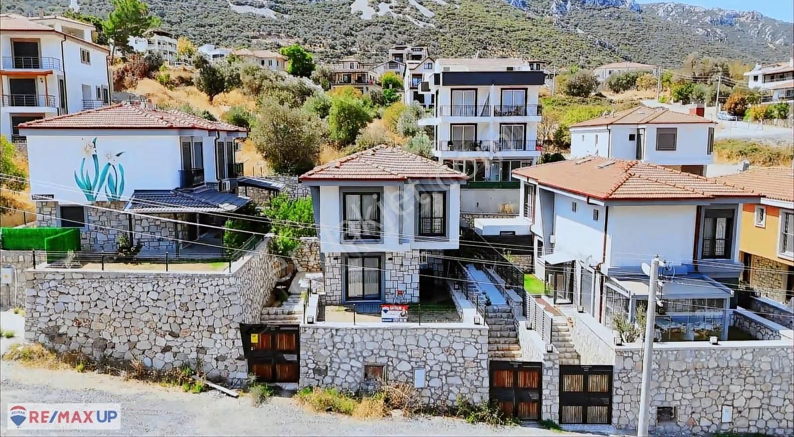 Karaburun Saip'te Deniz Manzaralı Kiralık Villa
