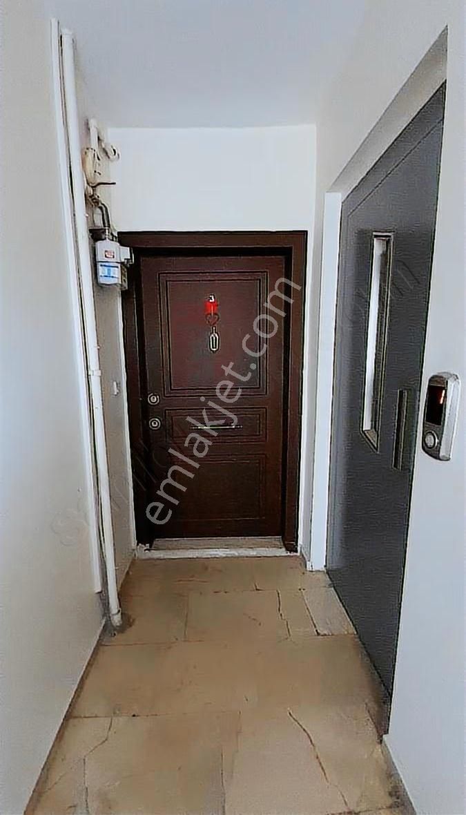 Ataşehir Yenişehir Mh. Az Katlı Genç Binada Balkonlu Ara Kat 3+1 - Görsel 25