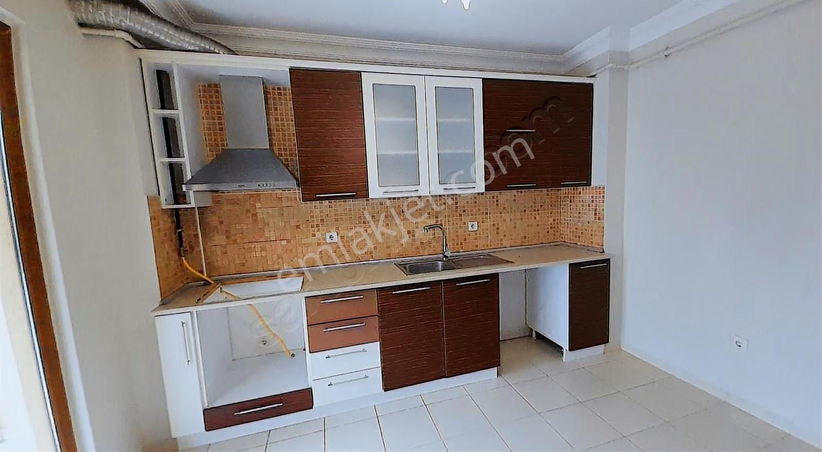 Ataşehir Yenişehir Mh. Az Katlı Genç Binada Balkonlu Ara Kat 3+1 - Görsel 11