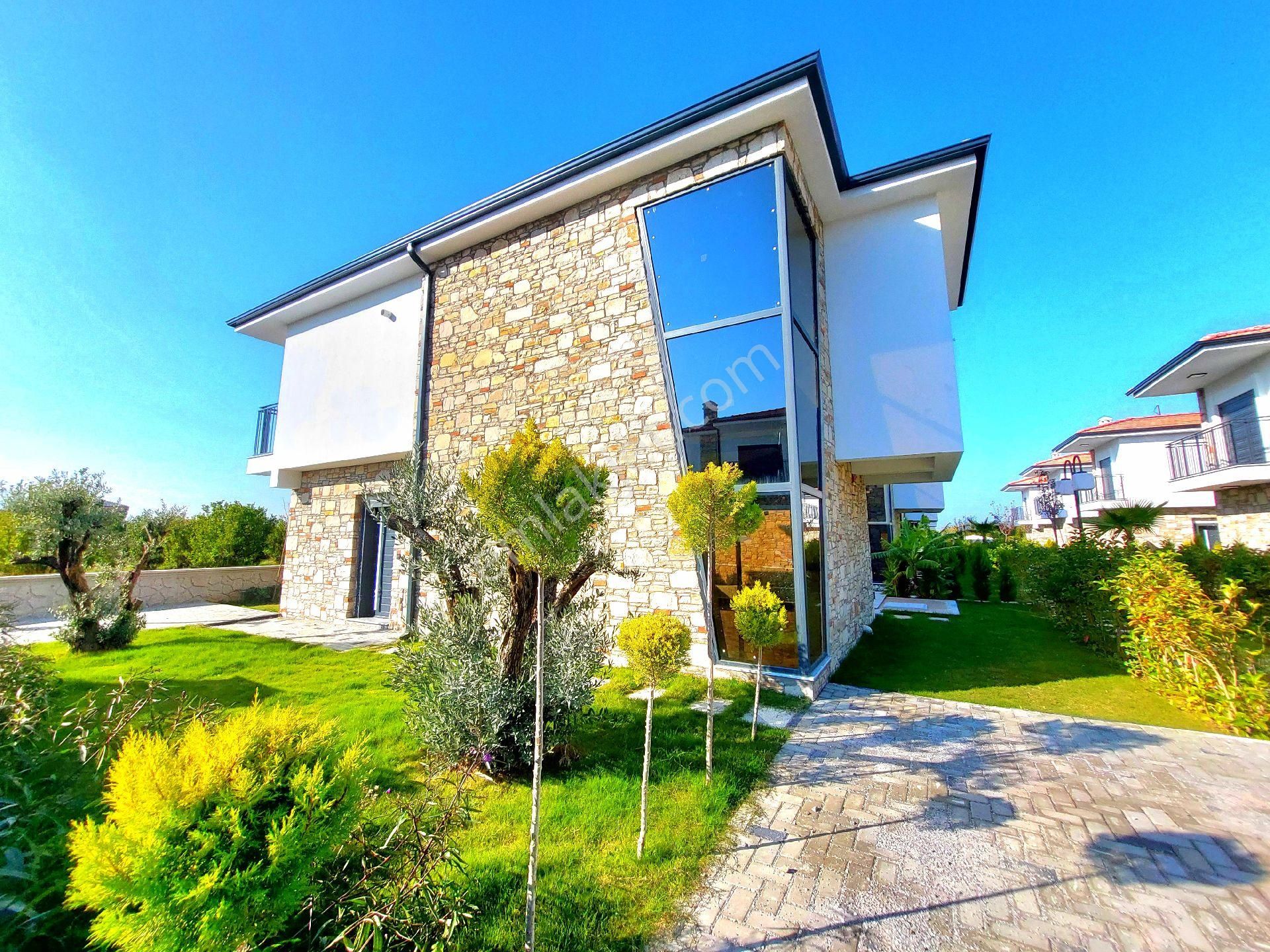 Davutlarda Özel Havuzlu Köşe Konumlu Tek Müstakil Geniş Bahçeli Sıfır Villa - Görsel 2