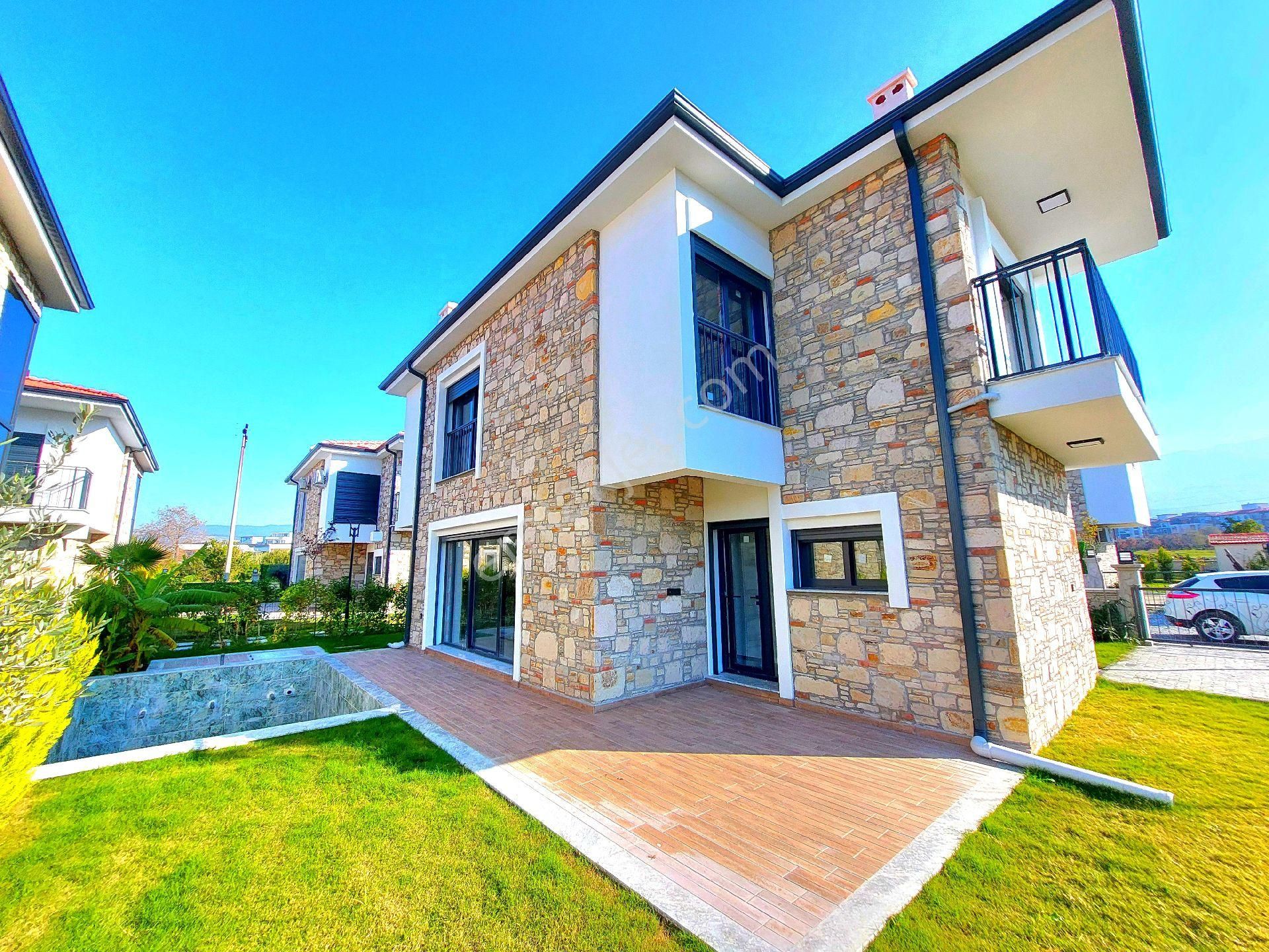 Davutlarda Özel Havuzlu Köşe Konumlu Tek Müstakil Geniş Bahçeli Sıfır Villa - Görsel 13