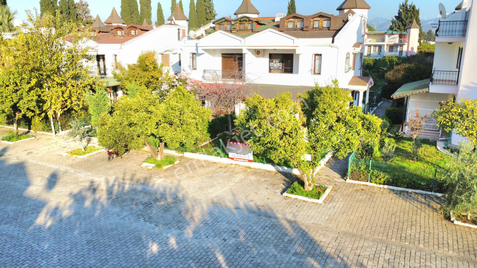 Denize Yakın Yolun Altı Masrafsız Satılık Villa