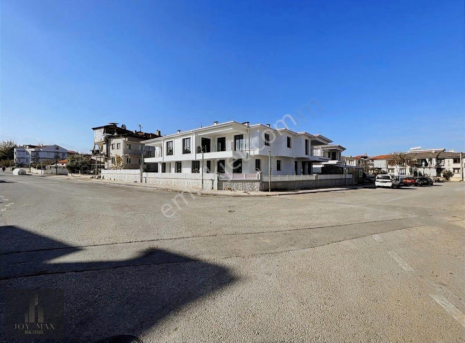 Delıktaş'ta İlk Ve Tek Havuzlu Otoparklı Satılık Lüx Daıre