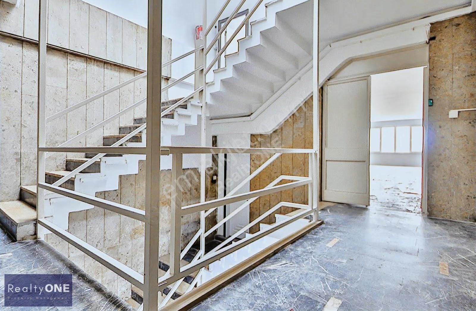 R-one İstanbul Fatih 4 Ayrı Bölüm Terasa Sahip Kiralık Ofis Katı - Görsel 3