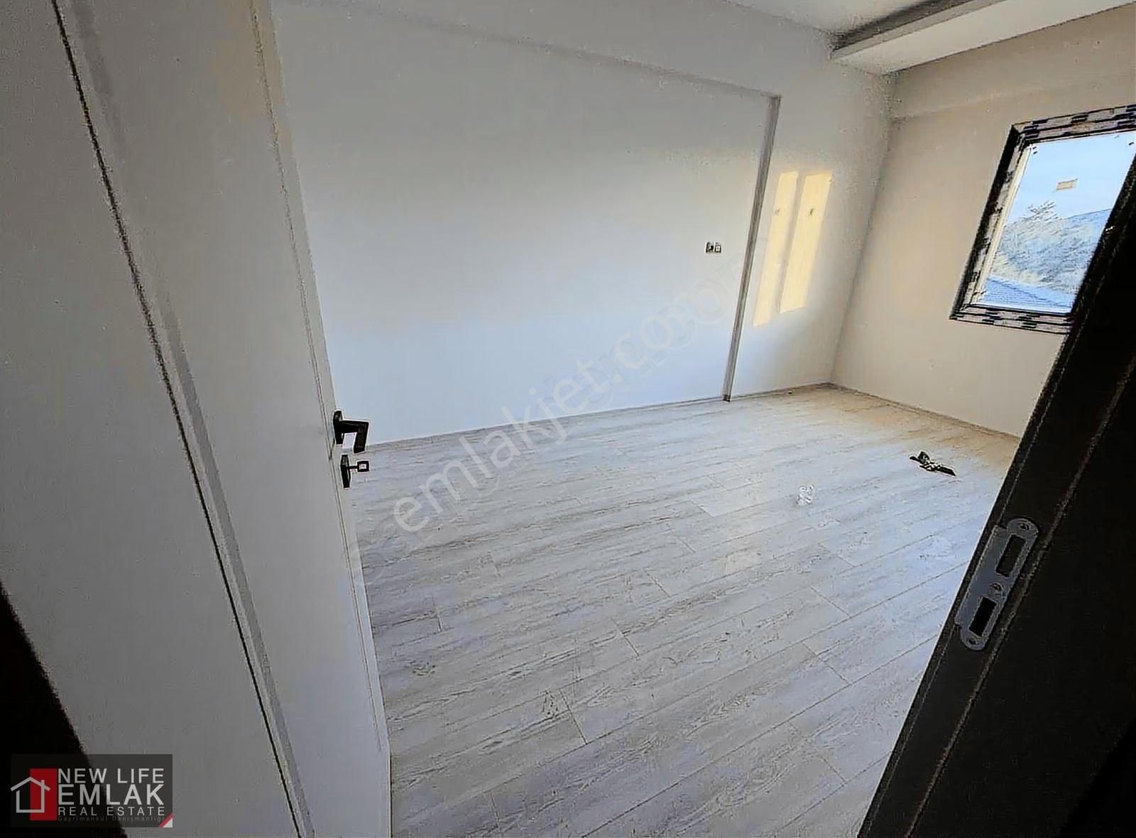 Kuşadası Merkezde Havuzlu Sitede Satılık 2+1 Daire - Görsel 2