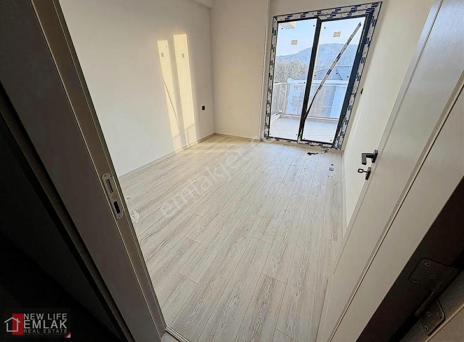 Kuşadası Merkezde Havuzlu Sitede Satılık 2+1 Daire - Görsel 9