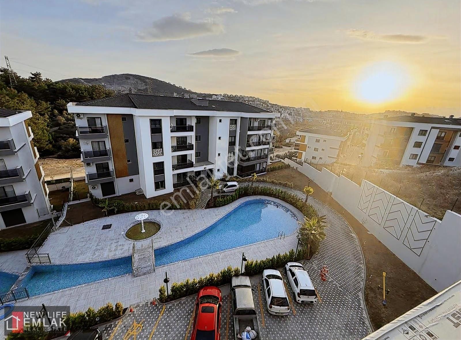 Kuşadası Merkezde Havuzlu Sitede Satılık 2+1 Daire