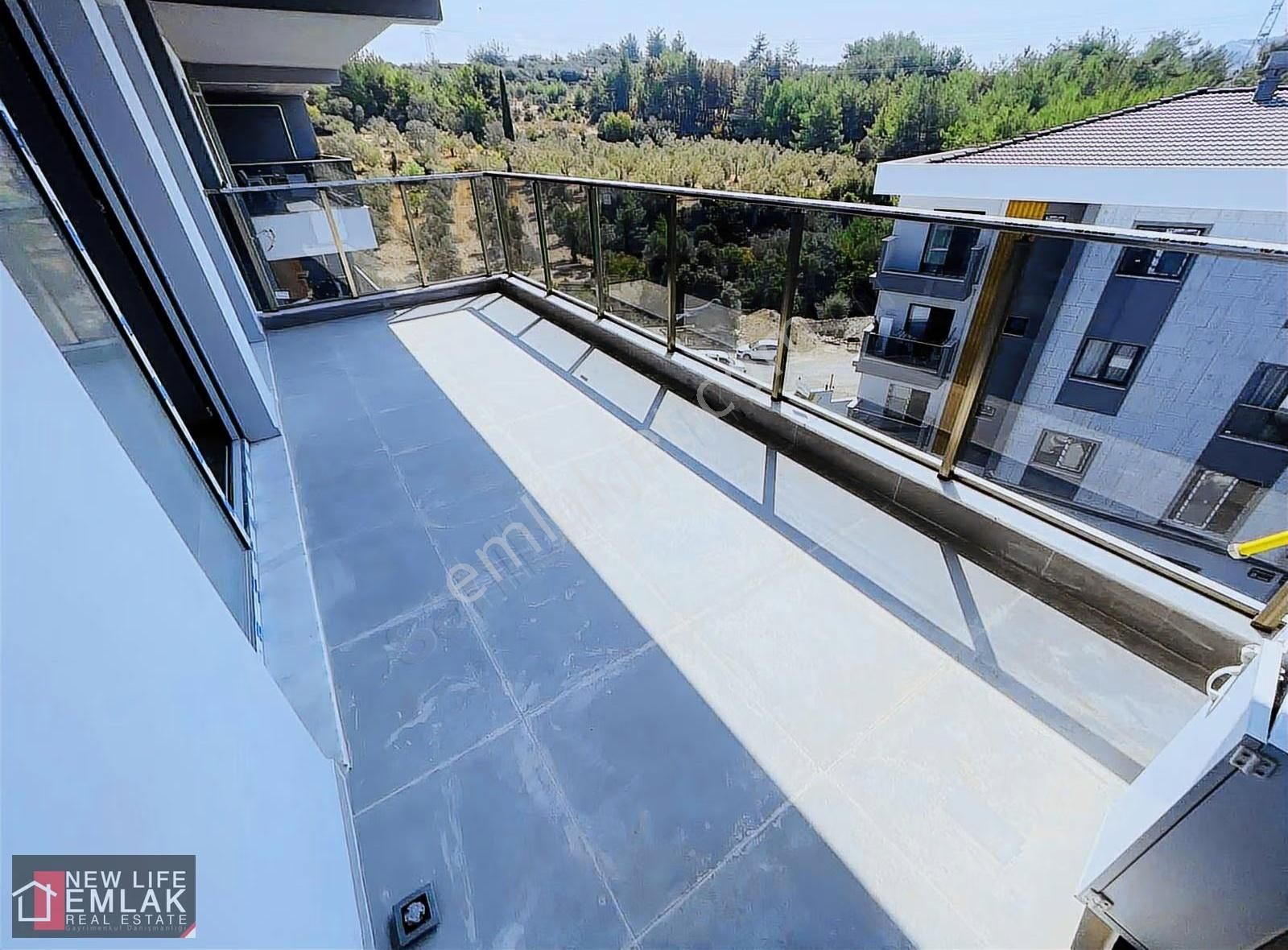 Kuşadası Merkezde Havuzlu Sitede Satılık 2+1 Daire - Görsel 15