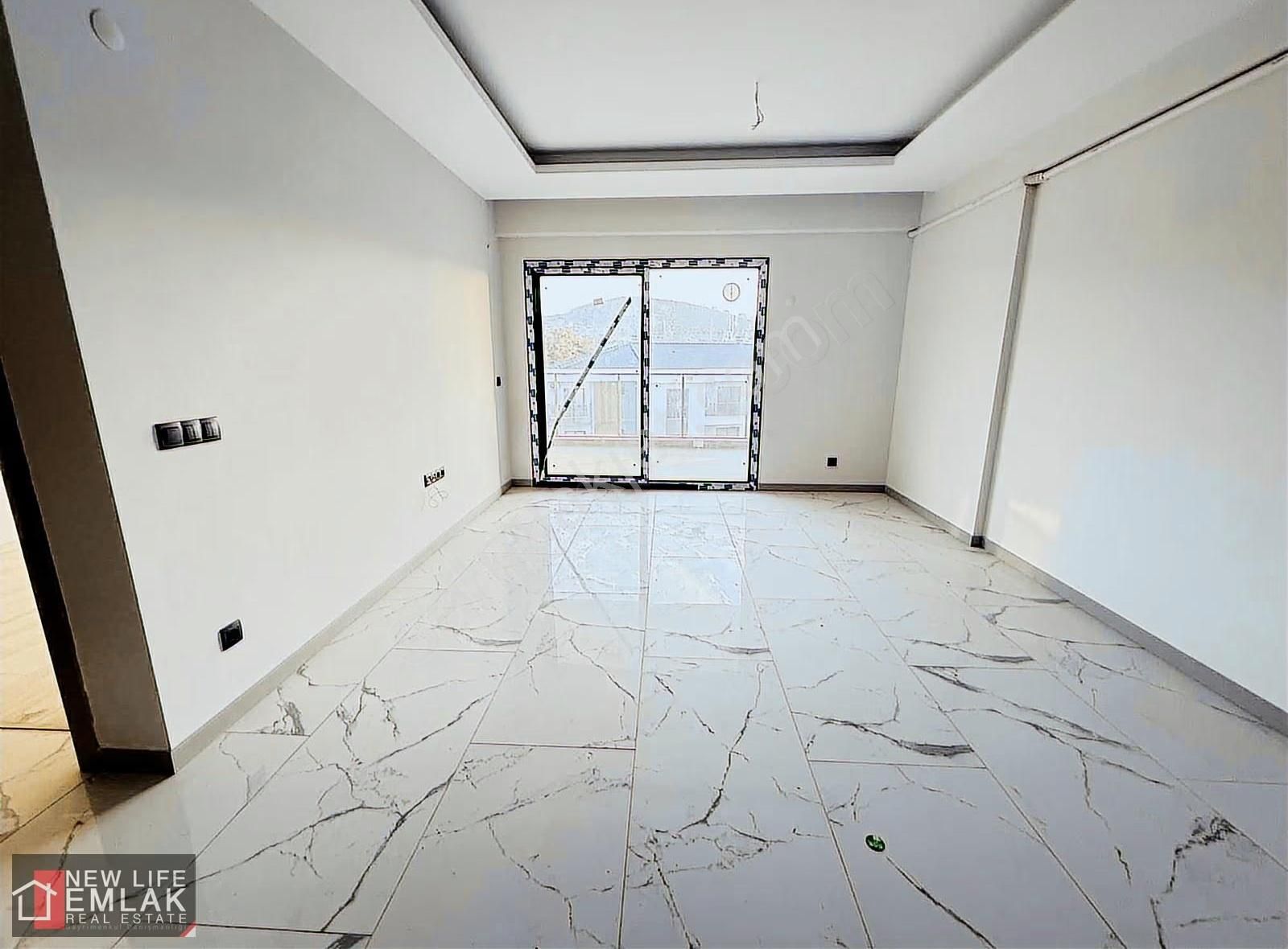 Kuşadası Merkezde Havuzlu Sitede Satılık 2+1 Daire - Görsel 3