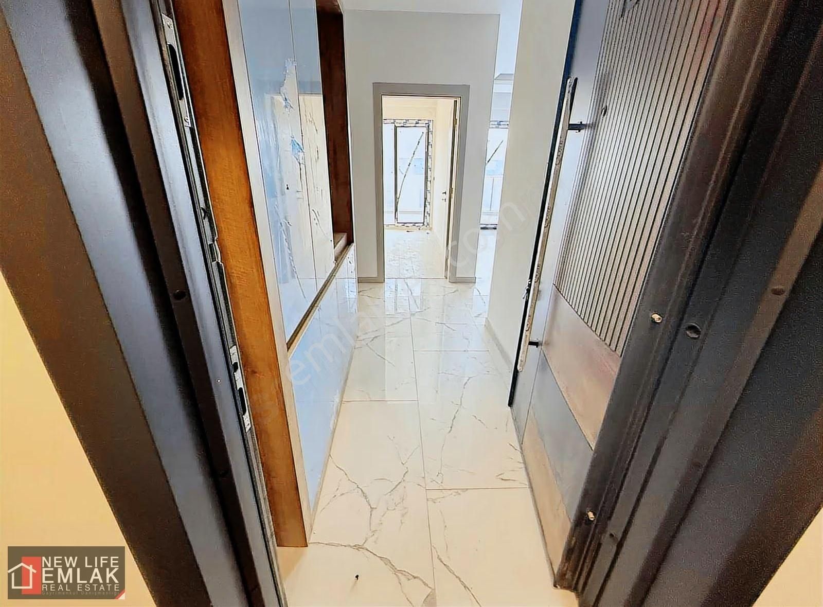 Kuşadası Merkezde Havuzlu Sitede Satılık 2+1 Daire - Görsel 12