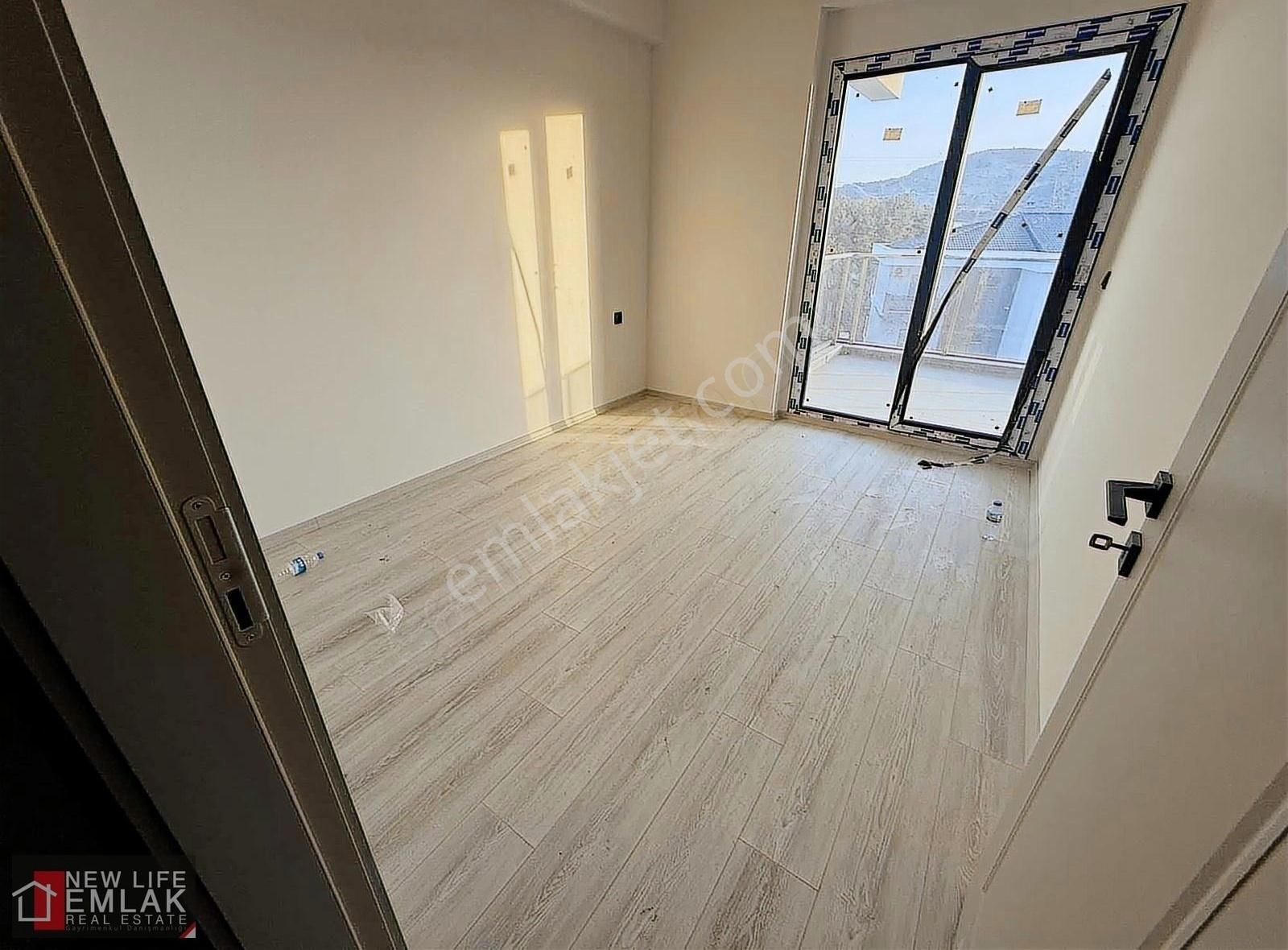 Kuşadası Merkezde Havuzlu Sitede Satılık 2+1 Daire - Görsel 6