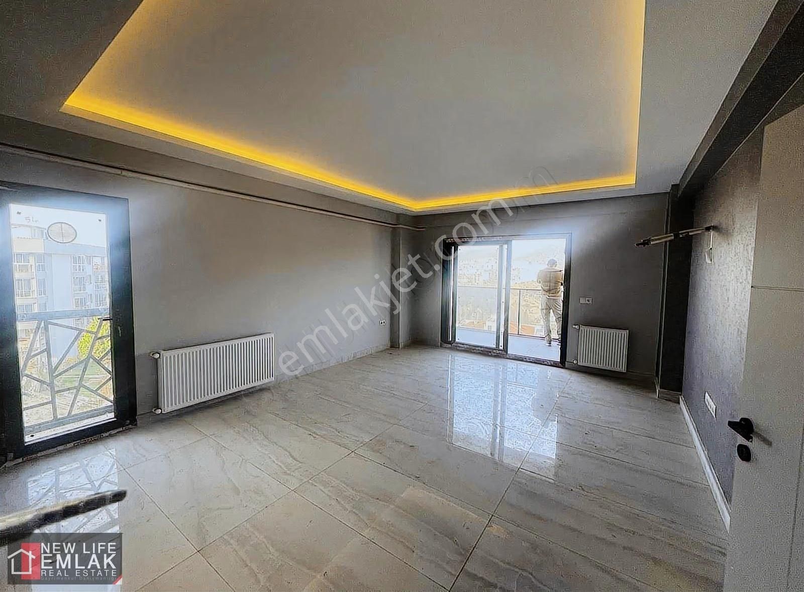 Kuşadasında Havuzlu Site İçerisinde 1+1 Boş Kiralık Daire