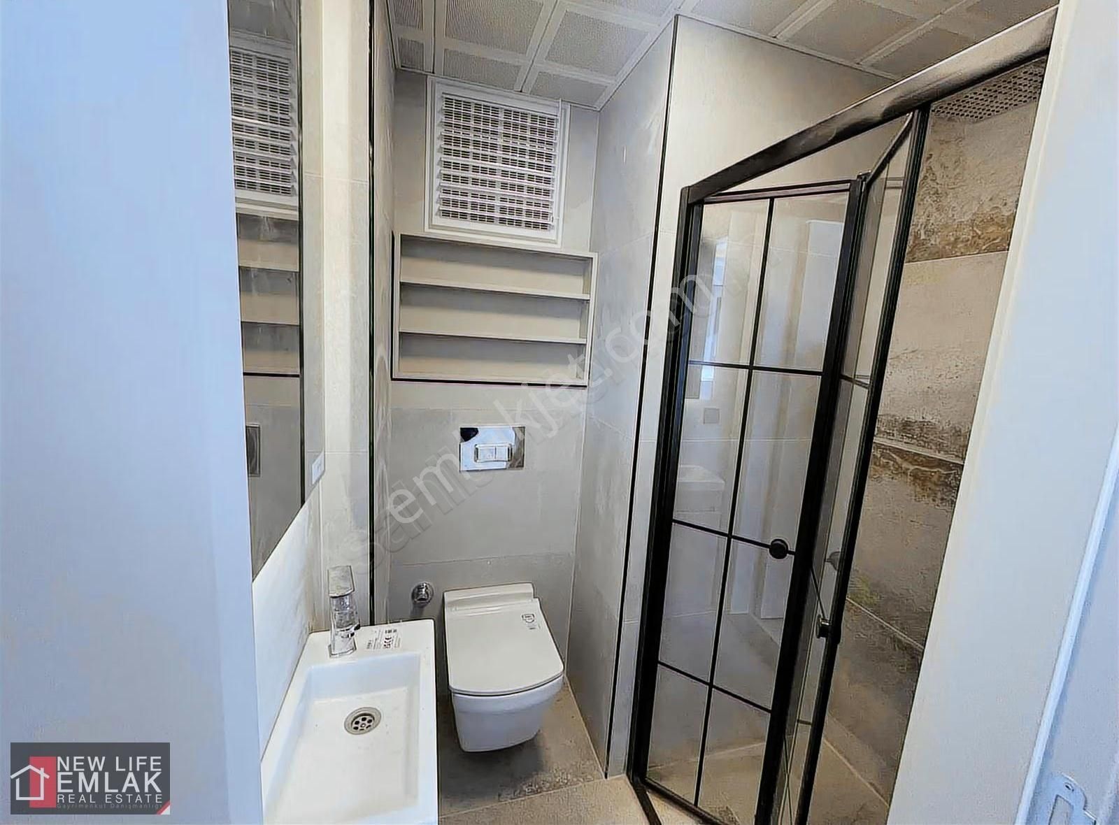 Kuşadasında Eşsiz Deniz Manzaralı Havuzlu Sitede Satılık Daire