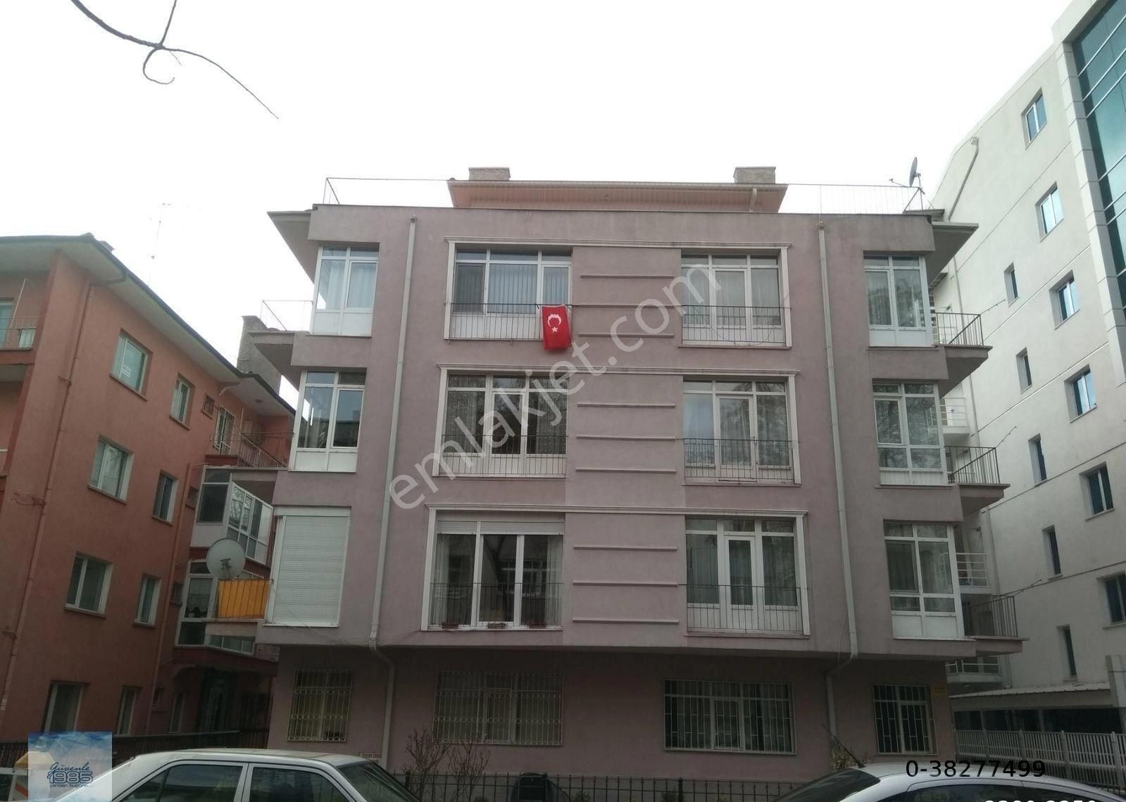 Kavaklıdere Büklüm Sokak'ta Üçüncü Kat, Üç Oda Salon, Salon Bağımsız, Güney Cephe Bakımlı,