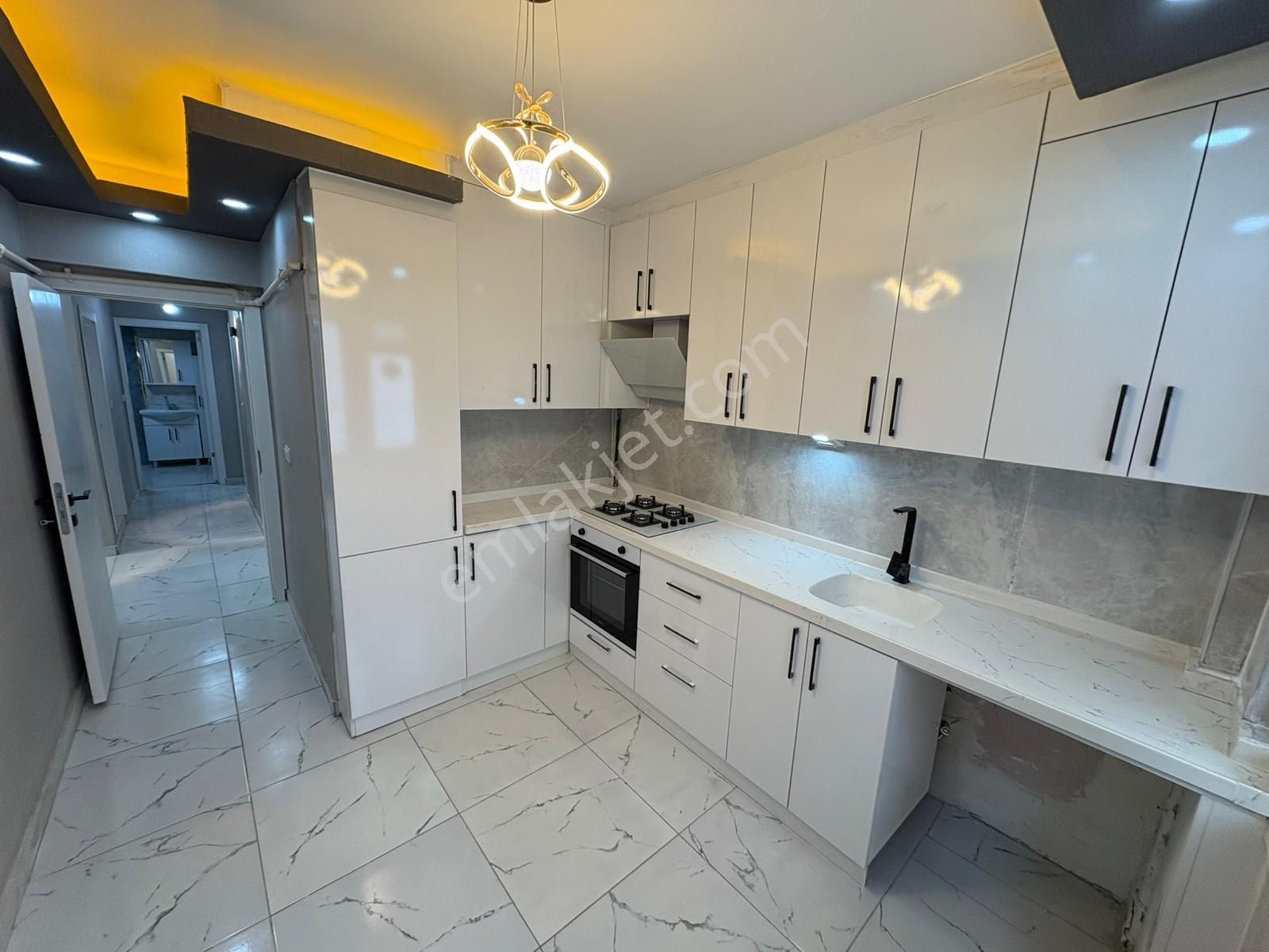 Öz Gayrimenkul'den Plevne Mah'de 3+1 Ara Katta Full+full Daire