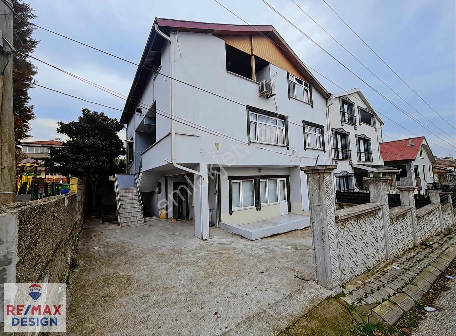 Adapazarı Güllük Mah.de Tadilatlı Satılık 3 Katlı Köşe Bina