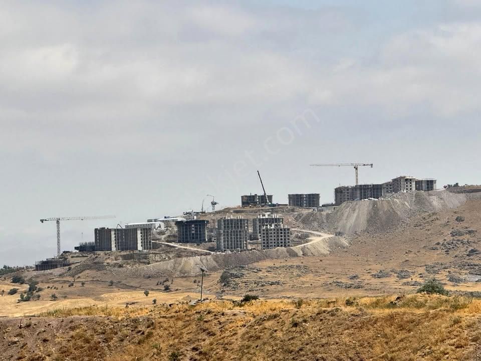 Yeşilkuşakta 100 Metre Çok Katlıda Satılık İmarlı Arsa