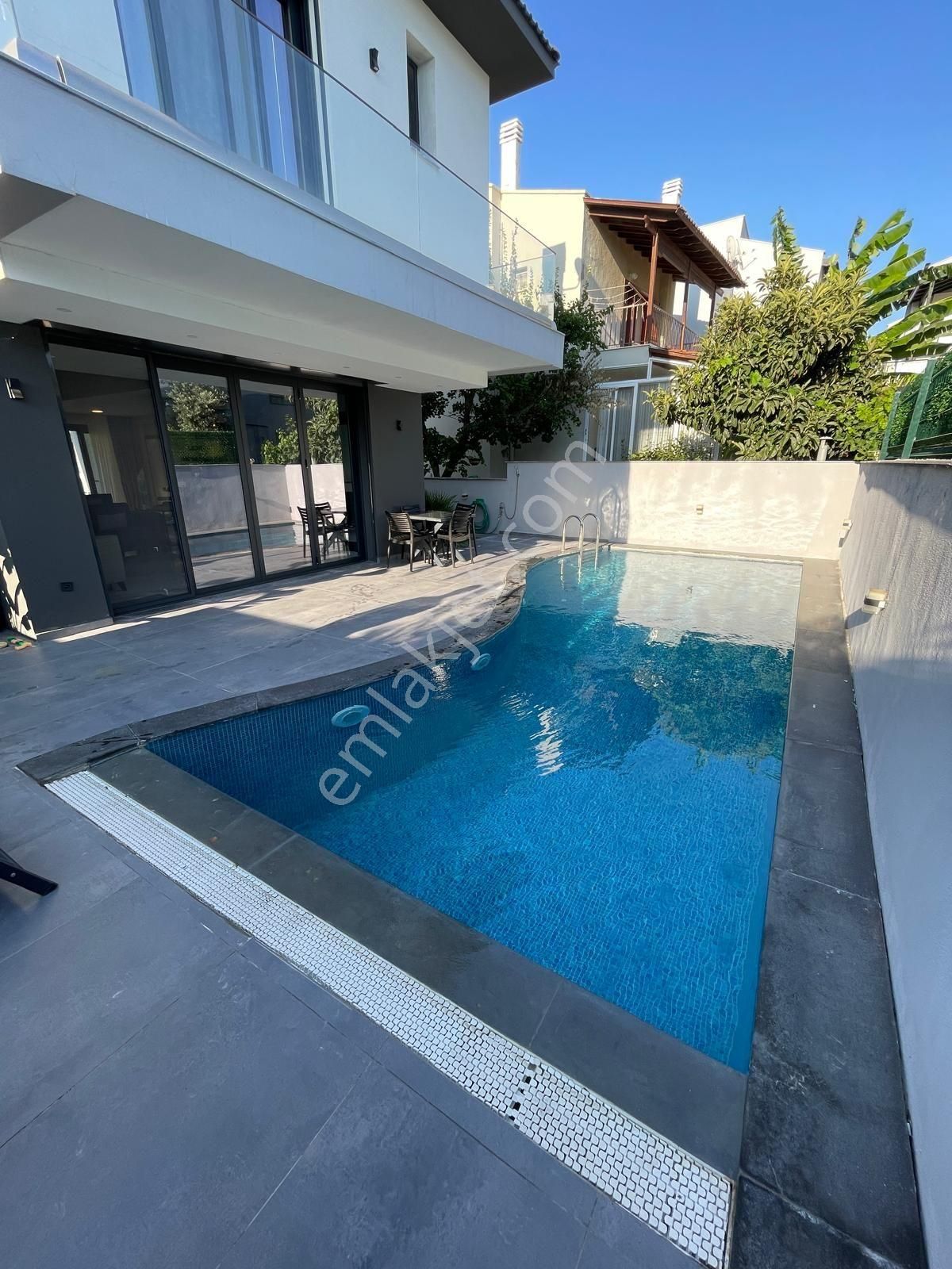 Çeşme'de Plaja 100 Metre Tam Müstakil Havuzlu - Görsel 5