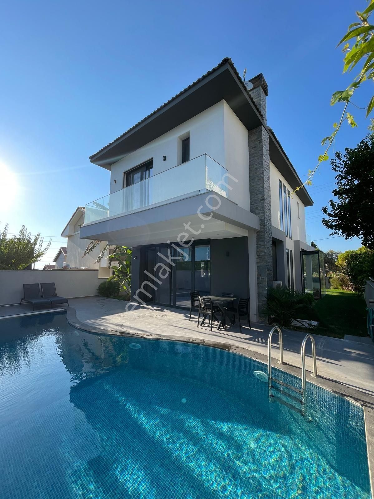 Çeşme'de Plaja 100 Metre Tam Müstakil Havuzlu