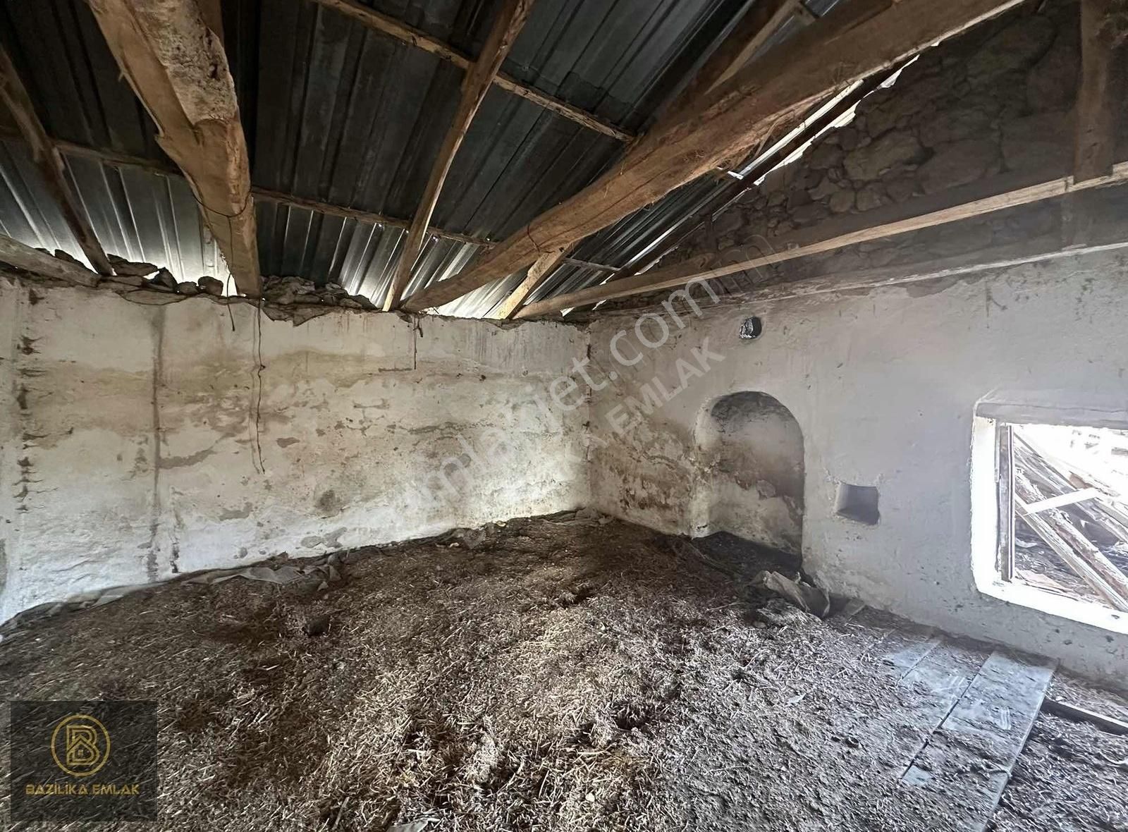 Bergama Merkeze 15 Km Uzaklıkta 635 M2 Taş Ev Ve Arsası - Görsel 10