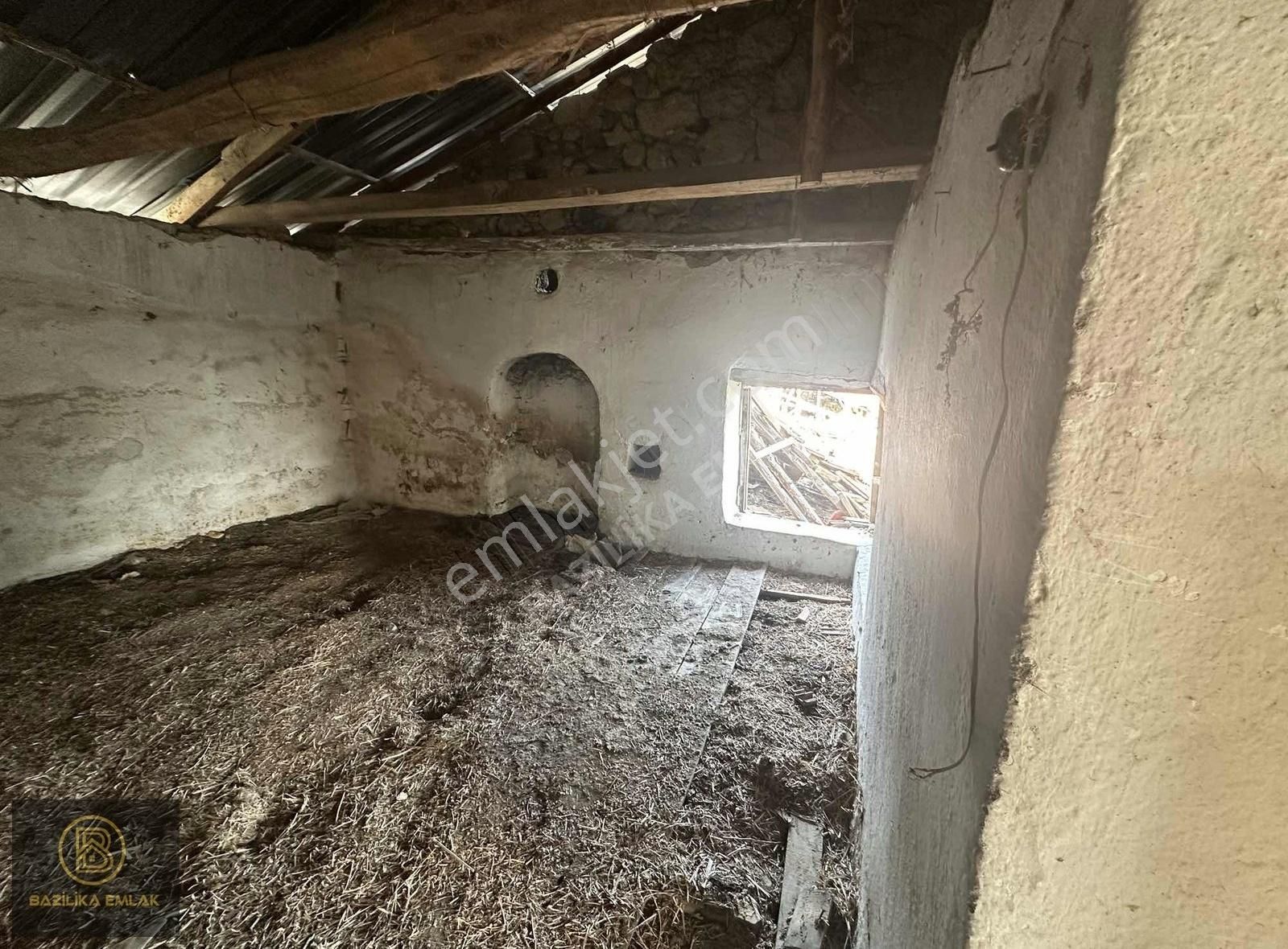 Bergama Merkeze 15 Km Uzaklıkta 635 M2 Taş Ev Ve Arsası - Görsel 21