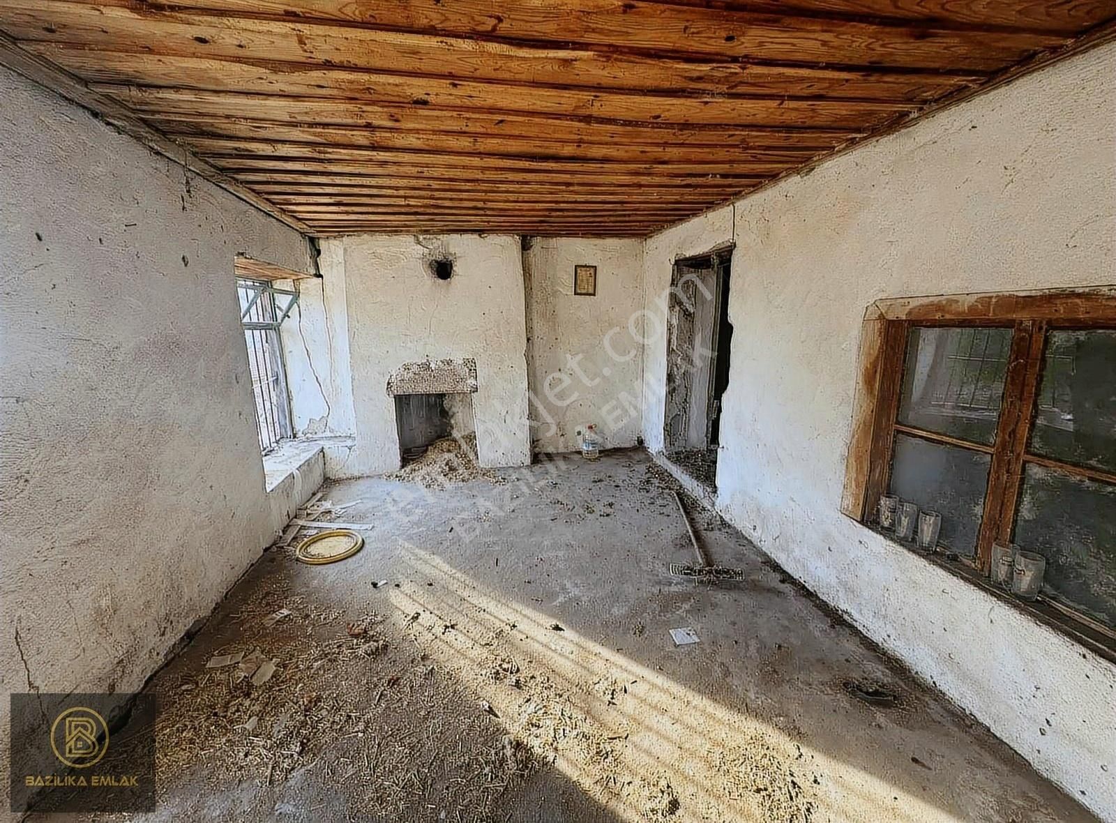 Bergama Merkeze 15 Km Uzaklıkta 635 M2 Taş Ev Ve Arsası