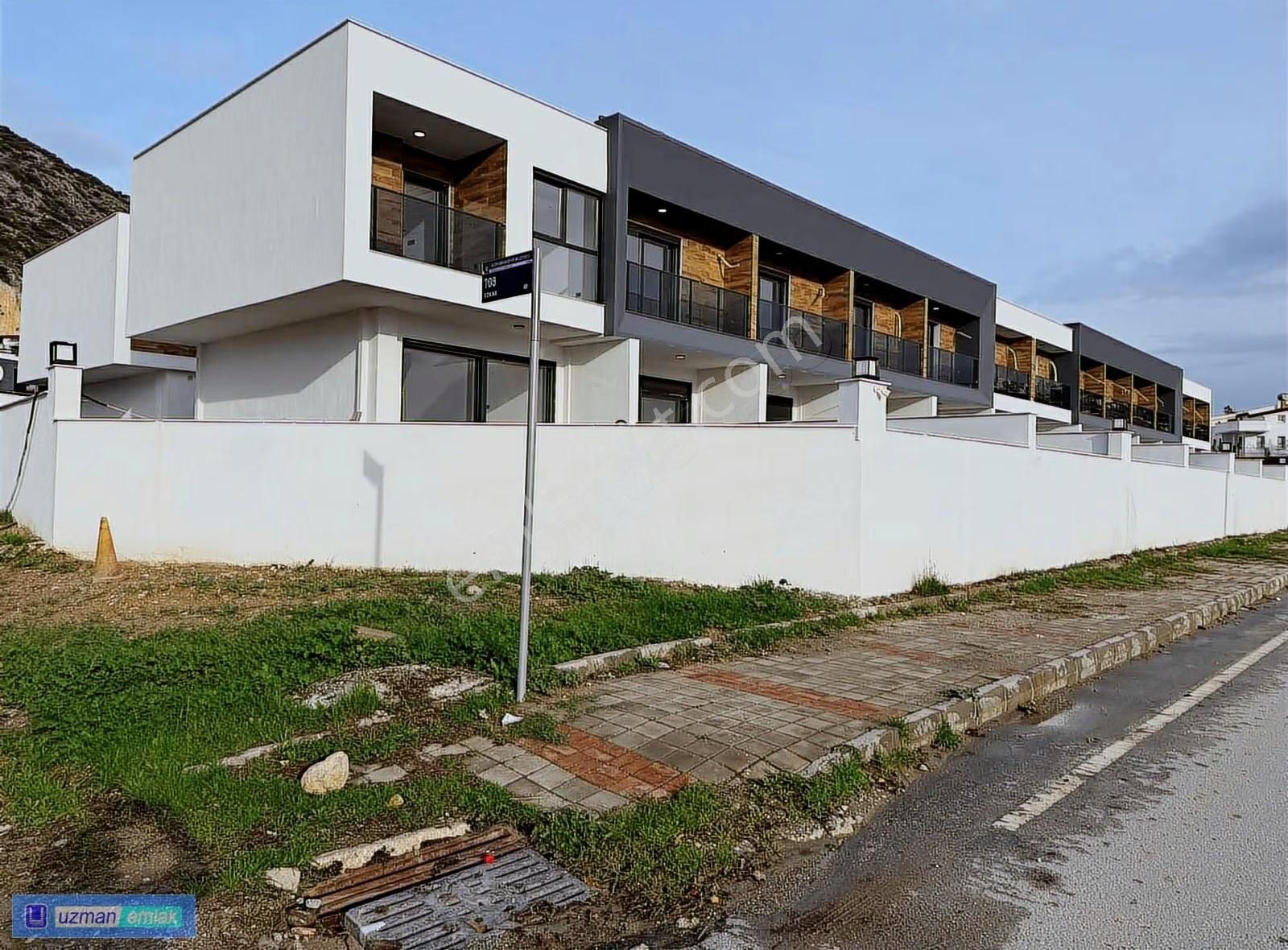 Özel Havuzlu 2+1 Güvenlikli Site İçi Sıfır Villa