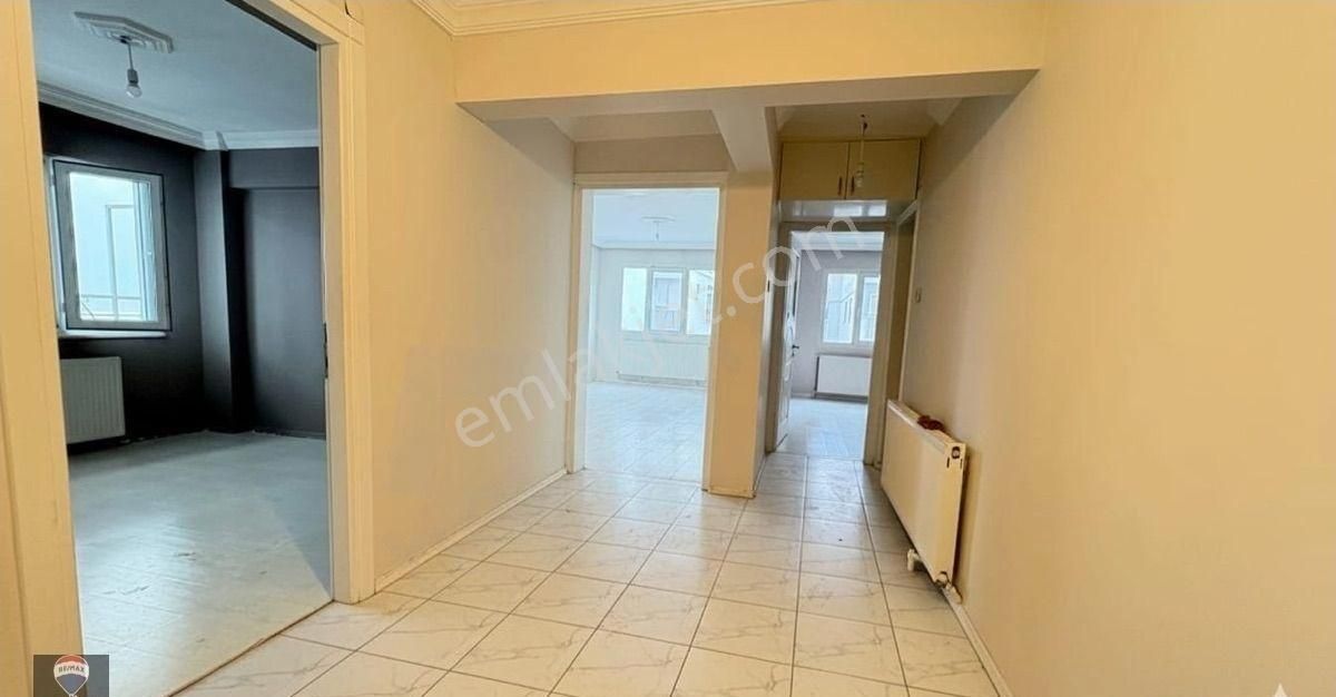 Bostanlı ‘da Merkezi Konumda Bakımlı 2+1 Kiralık Daire