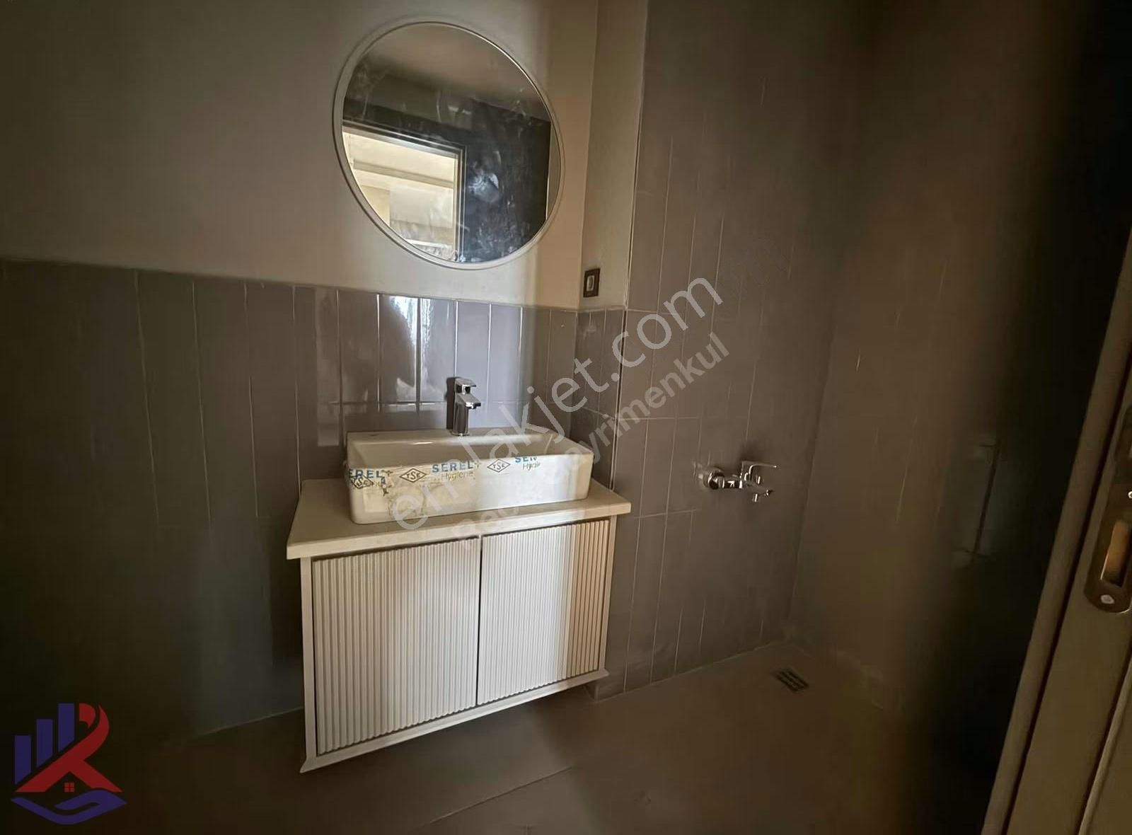 Reos Gayrimenkul'den Çarşı Merkezde Kiralık 4+0 Ofis - Görsel 3