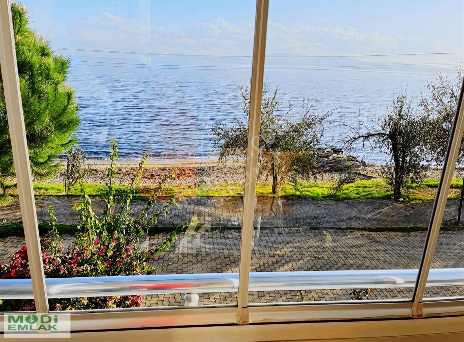 Armutlu Karşıyaka Da Denize Sıfır Satılık Deniz Manzaralı 3+1