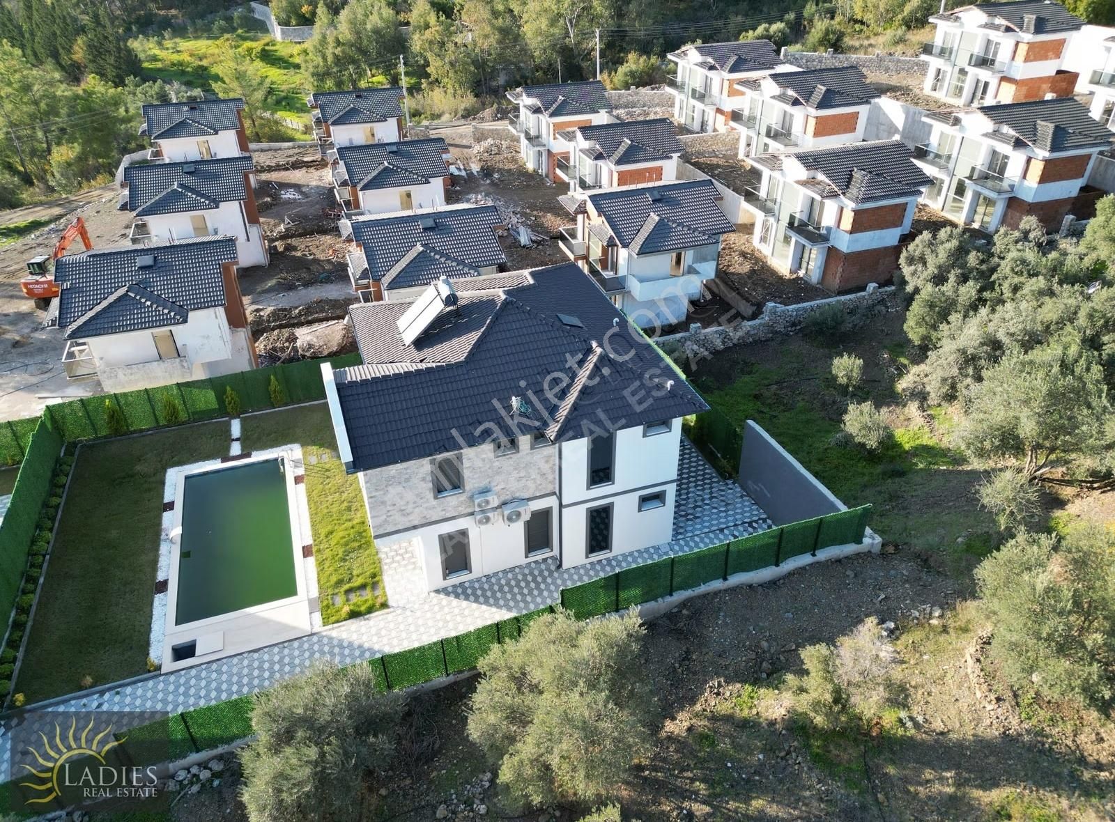 Ladies Emlak'tan Akkaya'da Satılık Havuzlu Villa