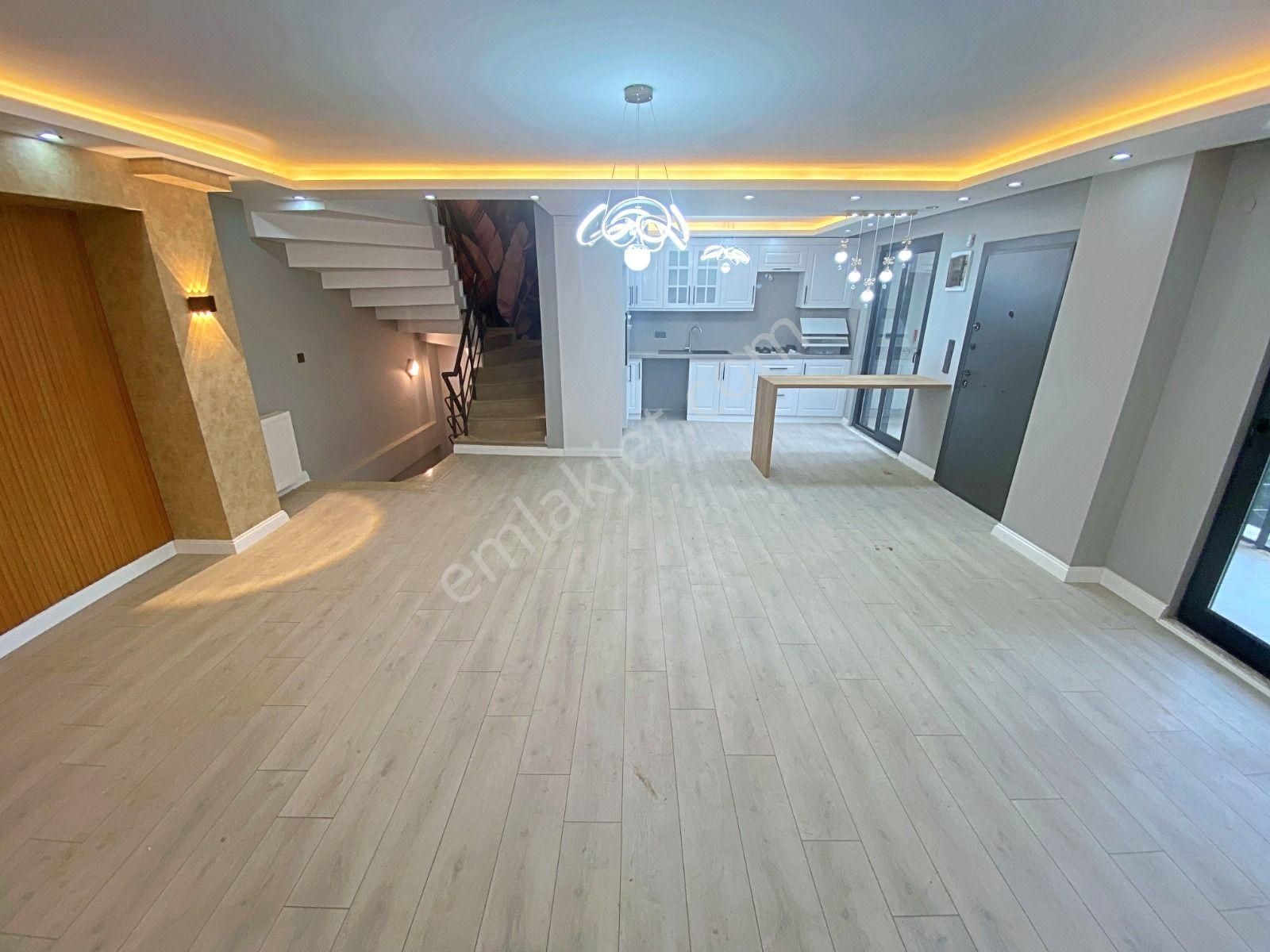 Edremit Merkezde Sıfır 5+1, 3 Katlı, Bahçeli, Doğalgazlı Satılık Villa - Görsel 2