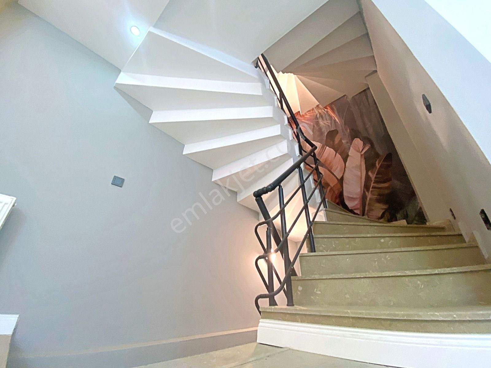 Edremit Merkezde Sıfır 5+1, 3 Katlı, Bahçeli, Doğalgazlı Satılık Villa - Görsel 10