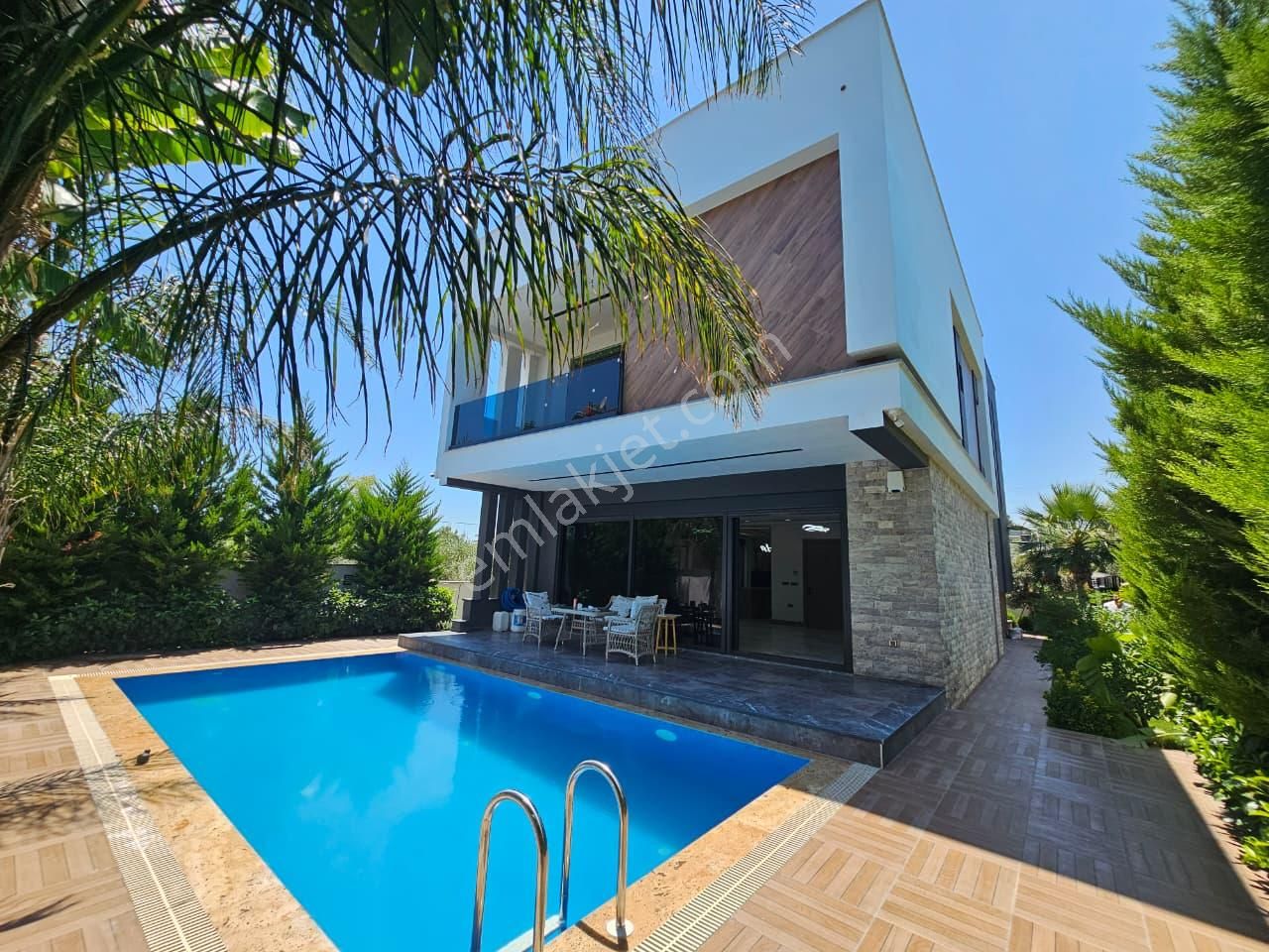 Yeşilbayırda 4+1 Modern Mimarili, Özel Havuzlu Lüks Villa