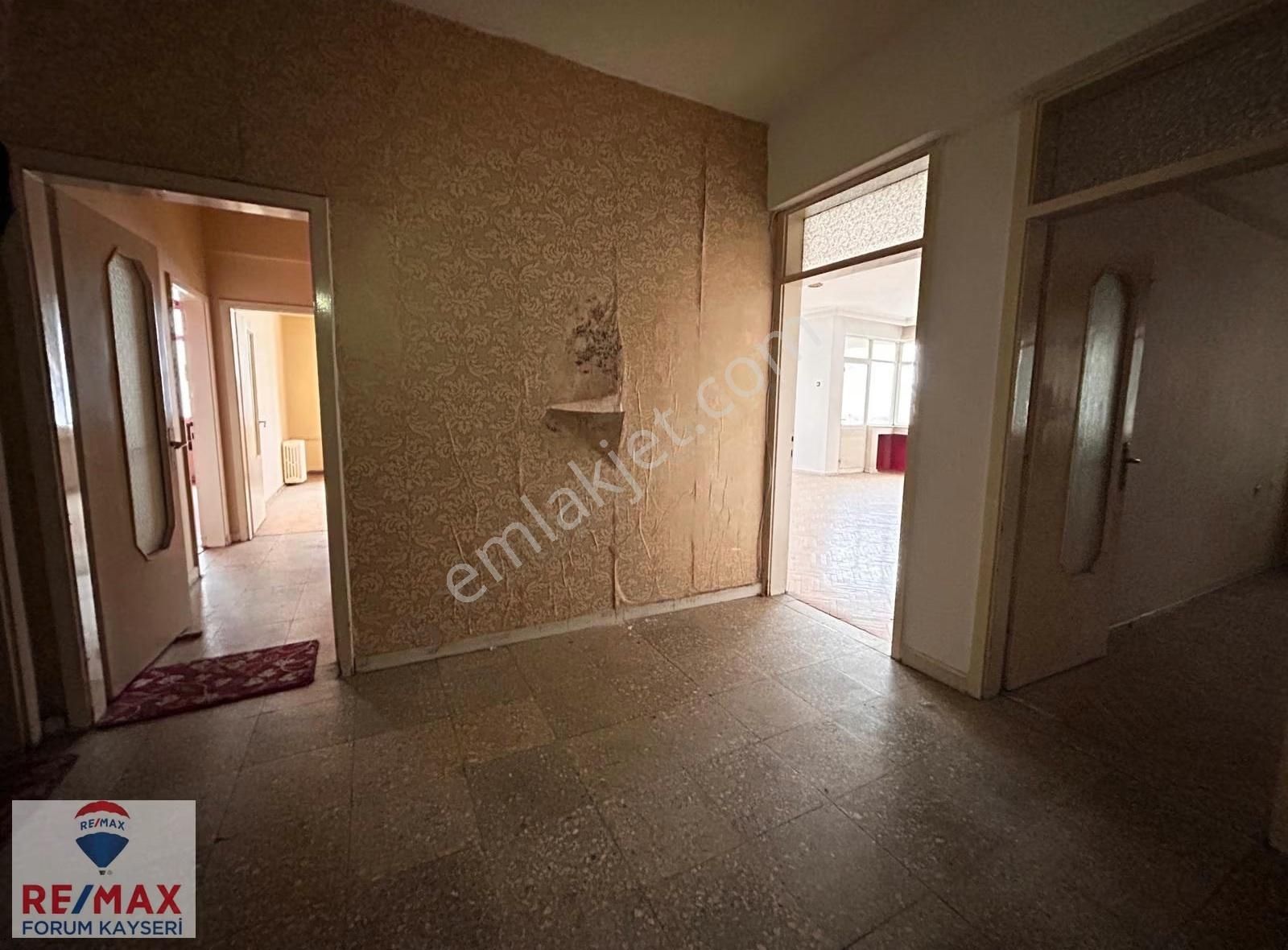 Merkezi Konumda Sivas Caddesi Üzeri Satılık 3+1 Daire