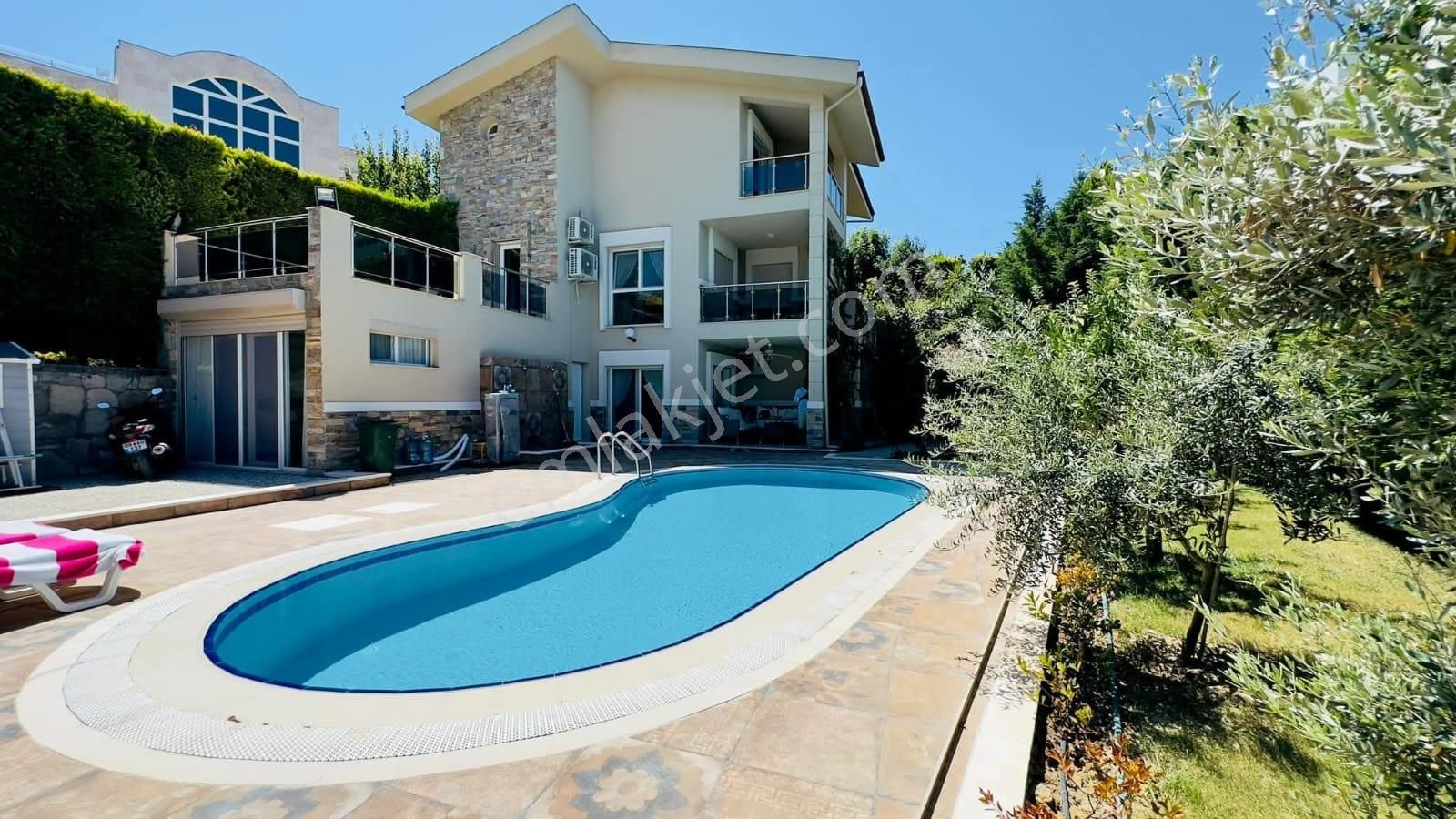 Kuşadası Soğucakta 6+2 Müstakil Villa.