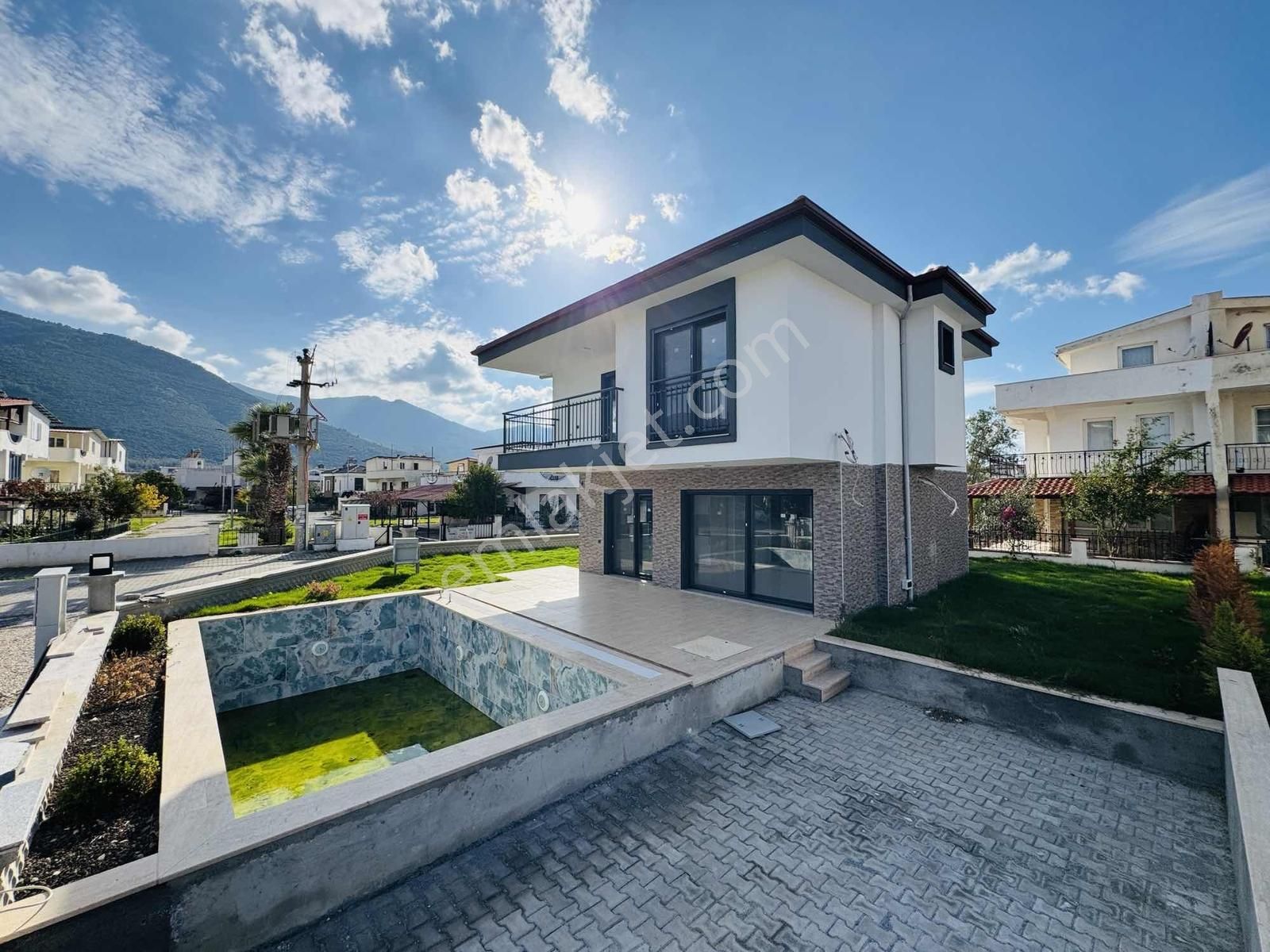 Güzelçamlı'da Denize 600 Mt Tam Müstakil Havuzlu 3+1 Villa