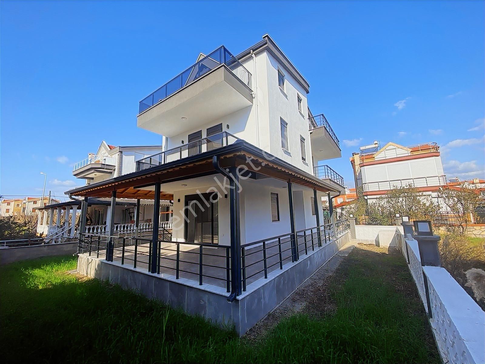 Rw Nefes'ten Altınova'da Denize 100 Metre Mesafede 5+1 Villa