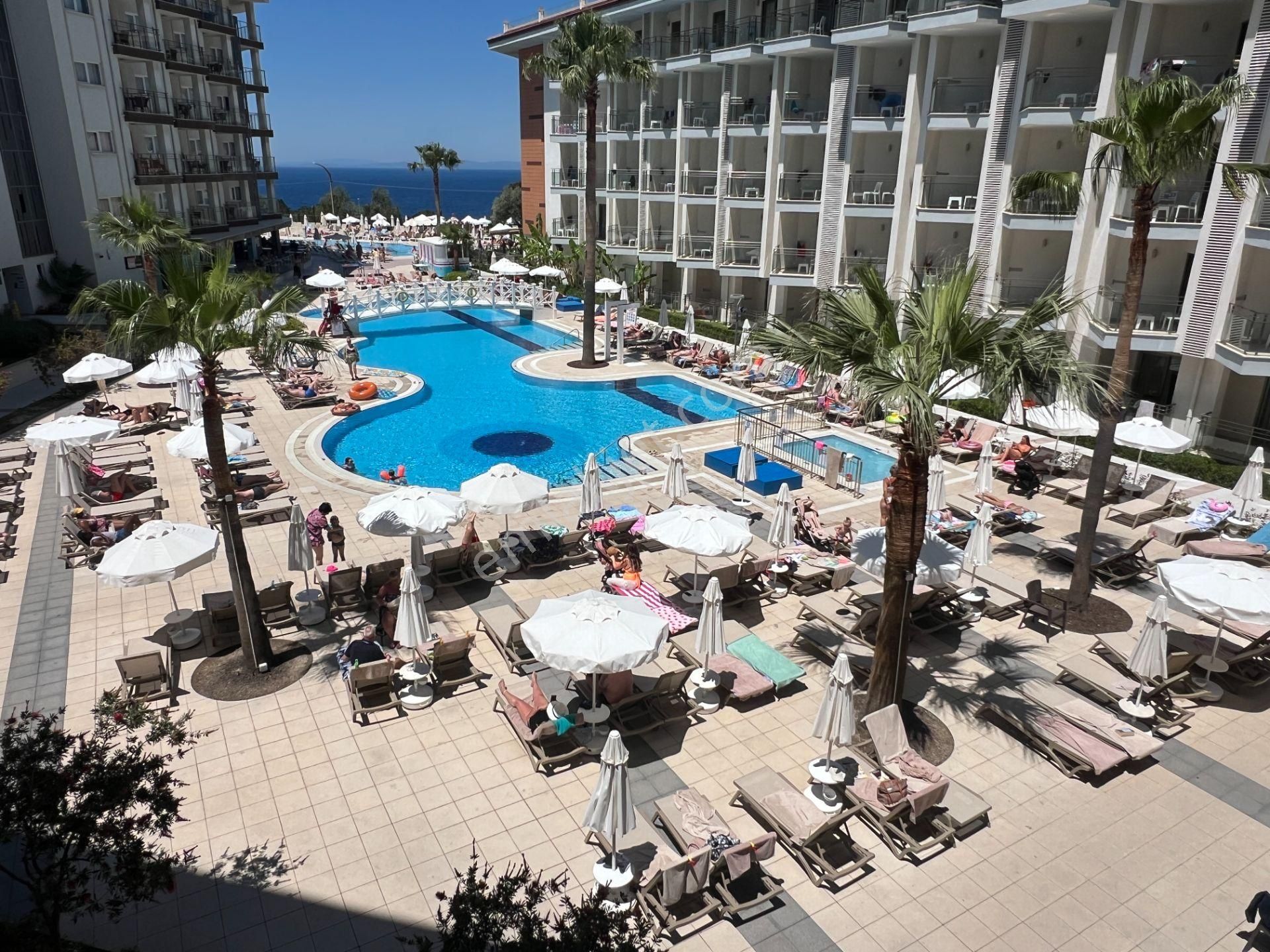 Kuşadası Marina, Ramada Deniz-havuz Manzaralı Satılık 2+1 Daire