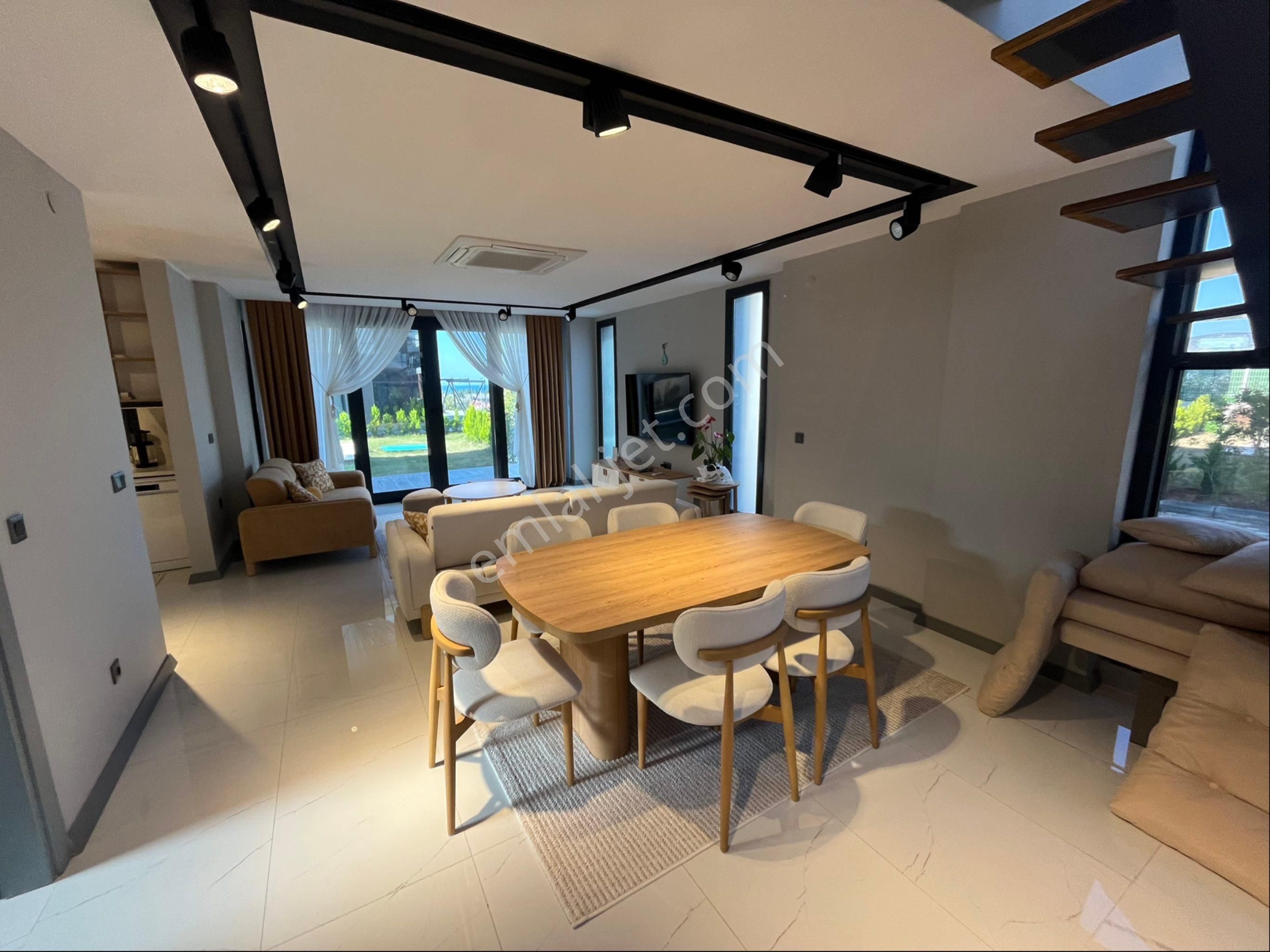 Kuşadasında Müstakil Özel Havuzlu Deniz Manzaralı Eşyalı Villa - Görsel 9