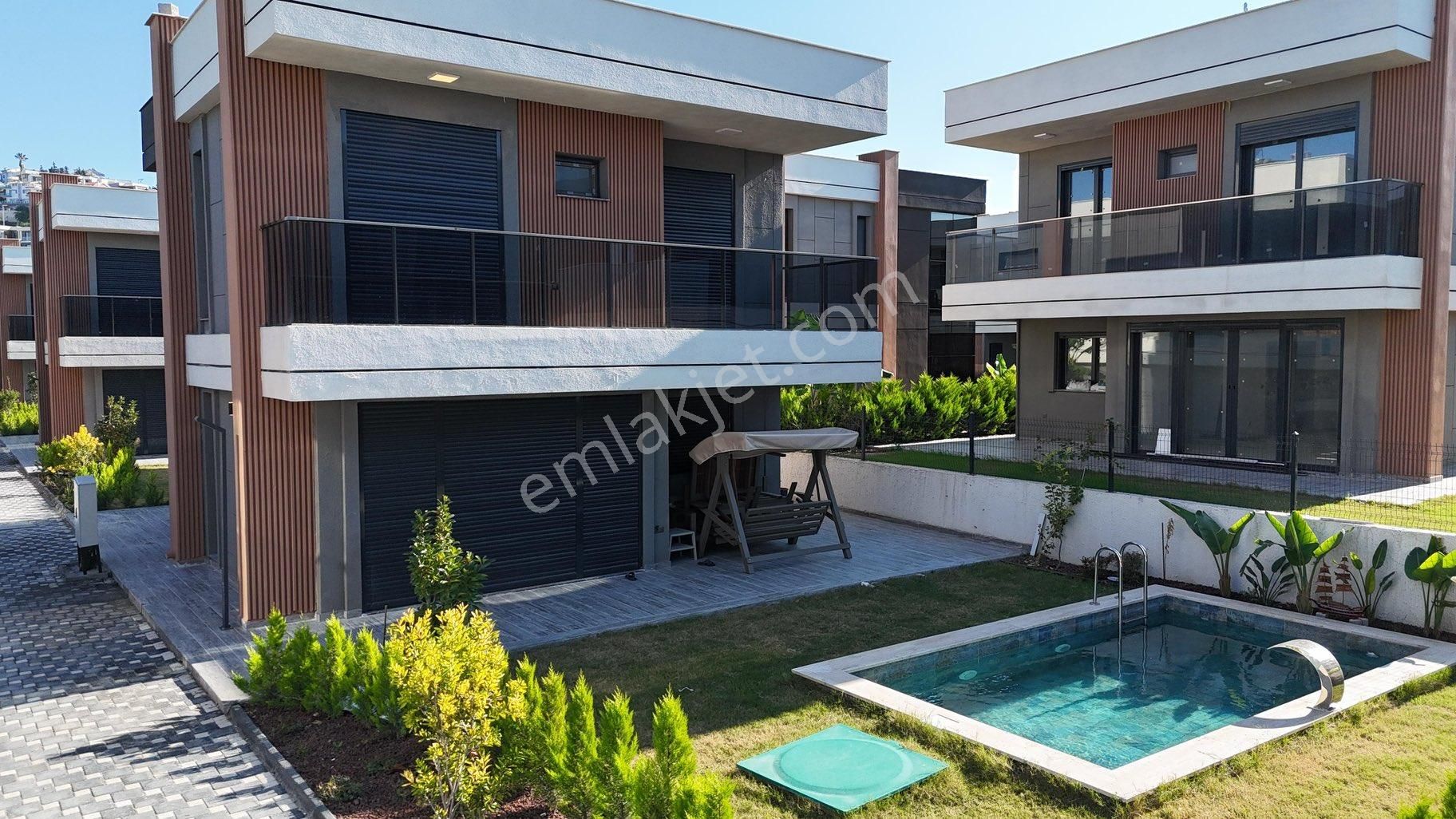 Kuşadasında Müstakil Özel Havuzlu Deniz Manzaralı Eşyalı Villa - Görsel 2