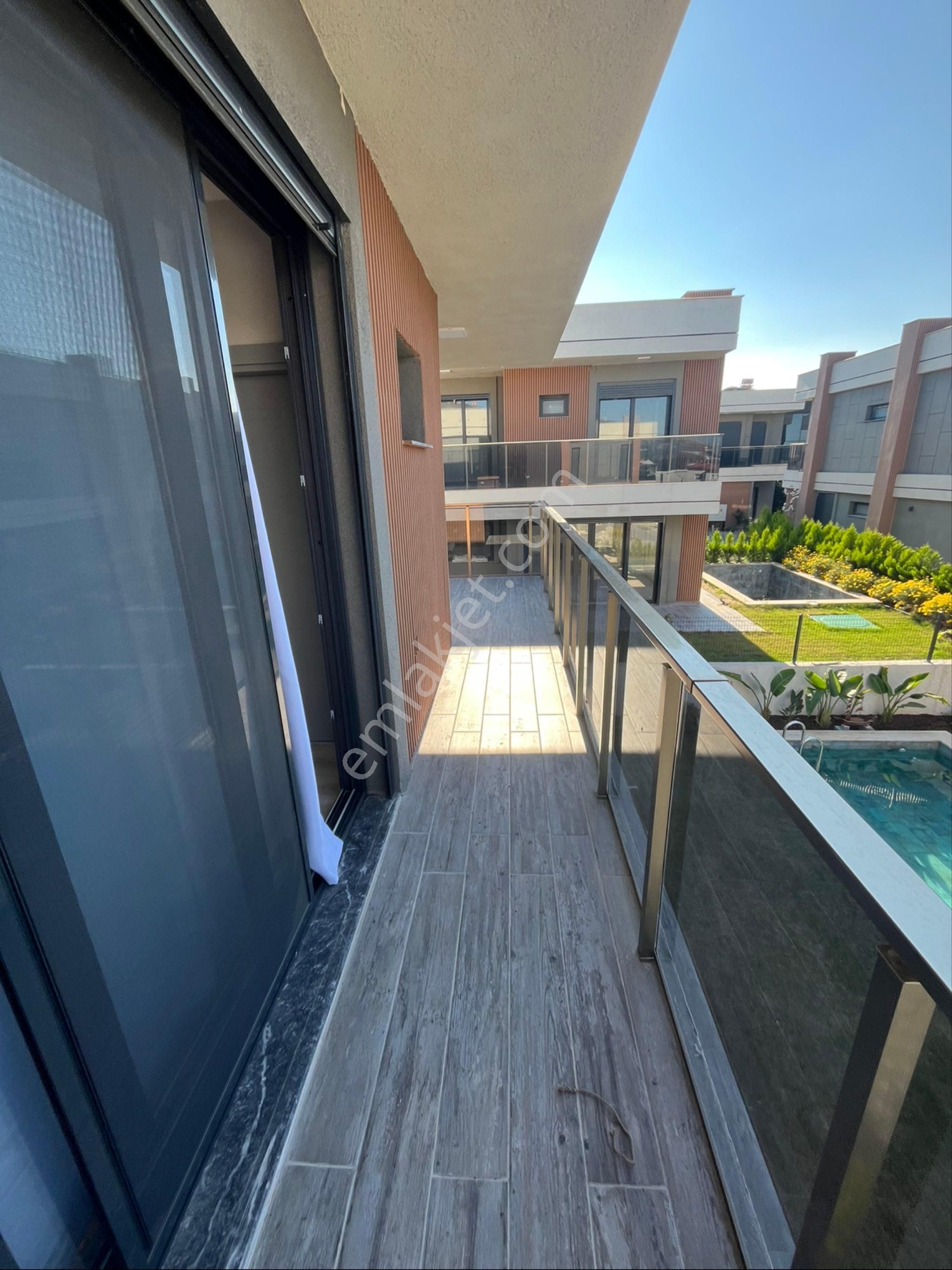 Kuşadasında Müstakil Özel Havuzlu Deniz Manzaralı Eşyalı Villa - Görsel 15